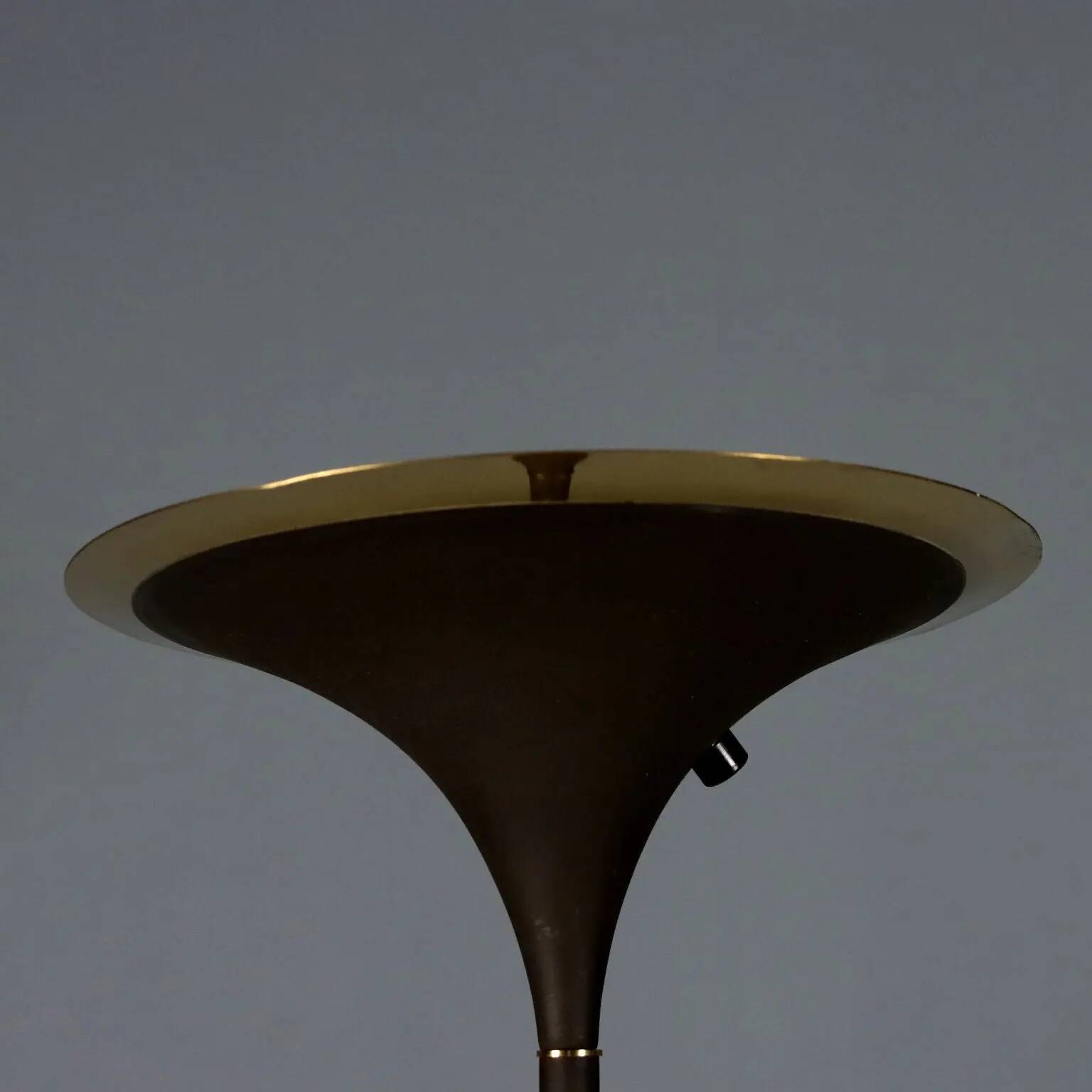 Vintage floor lamp in enamelled metal and brass, design, Italy, 1980s