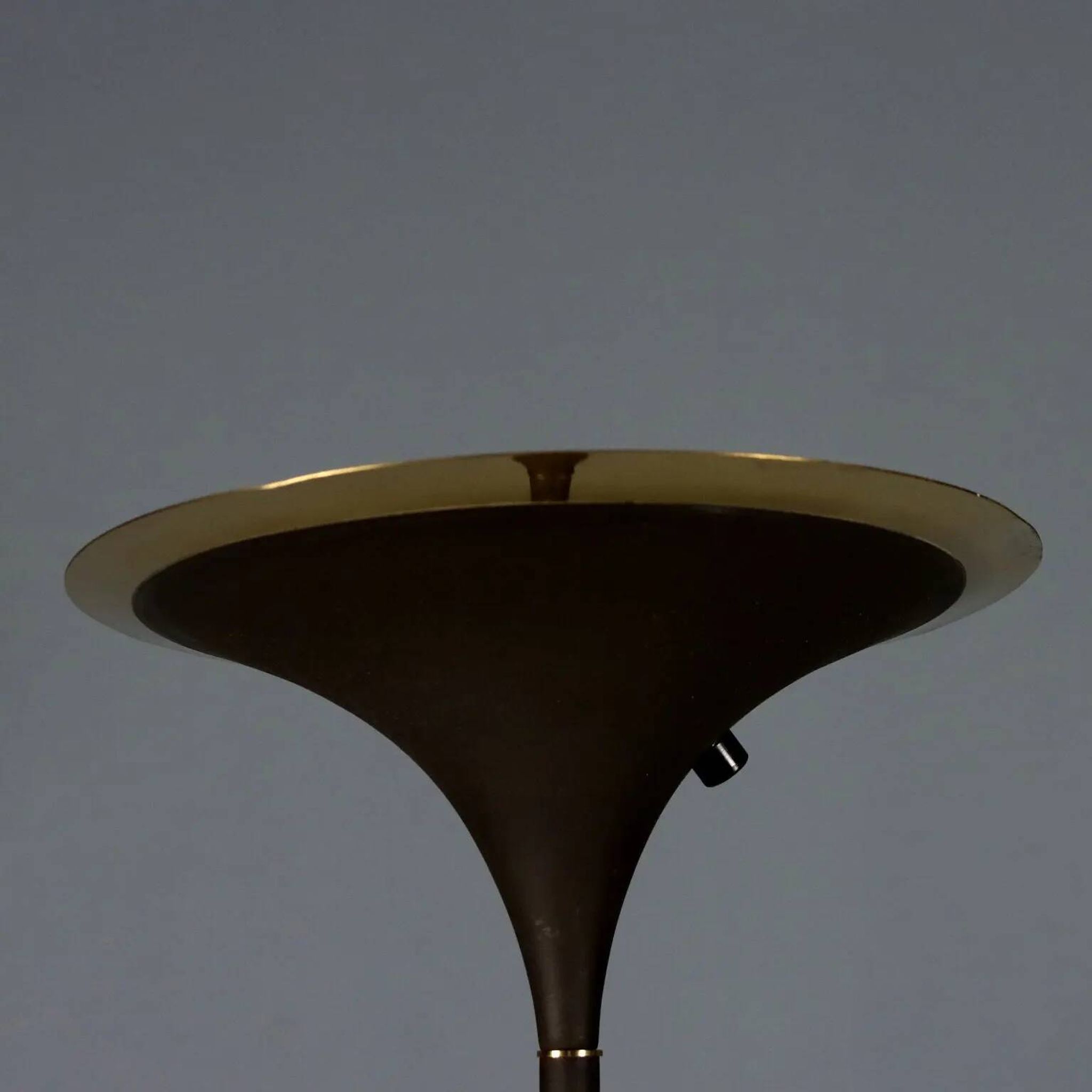Vintage floor lamp in enamelled metal and brass, design, Italy, 1980s