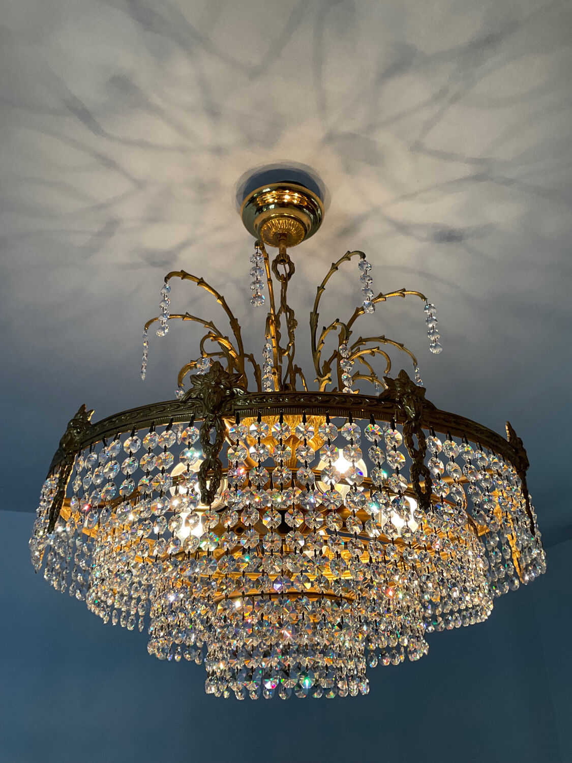 Lustre en bronze et cascade de pampilles en cristal