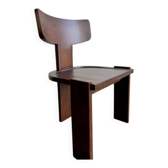 Chaise brutale en bois massif rétro