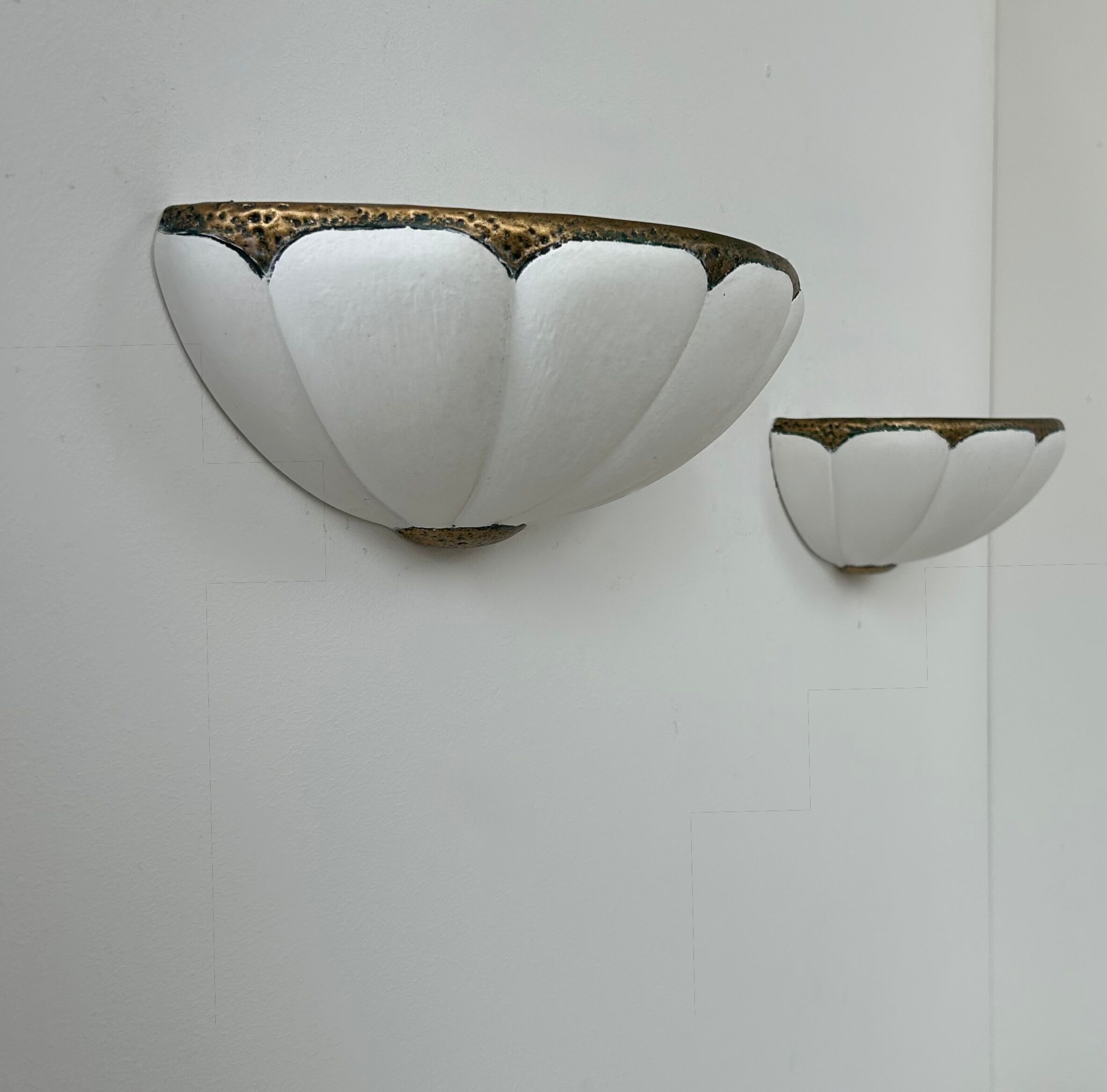 Vintage shell wall light, matte white plaster and gold, France, 1970.