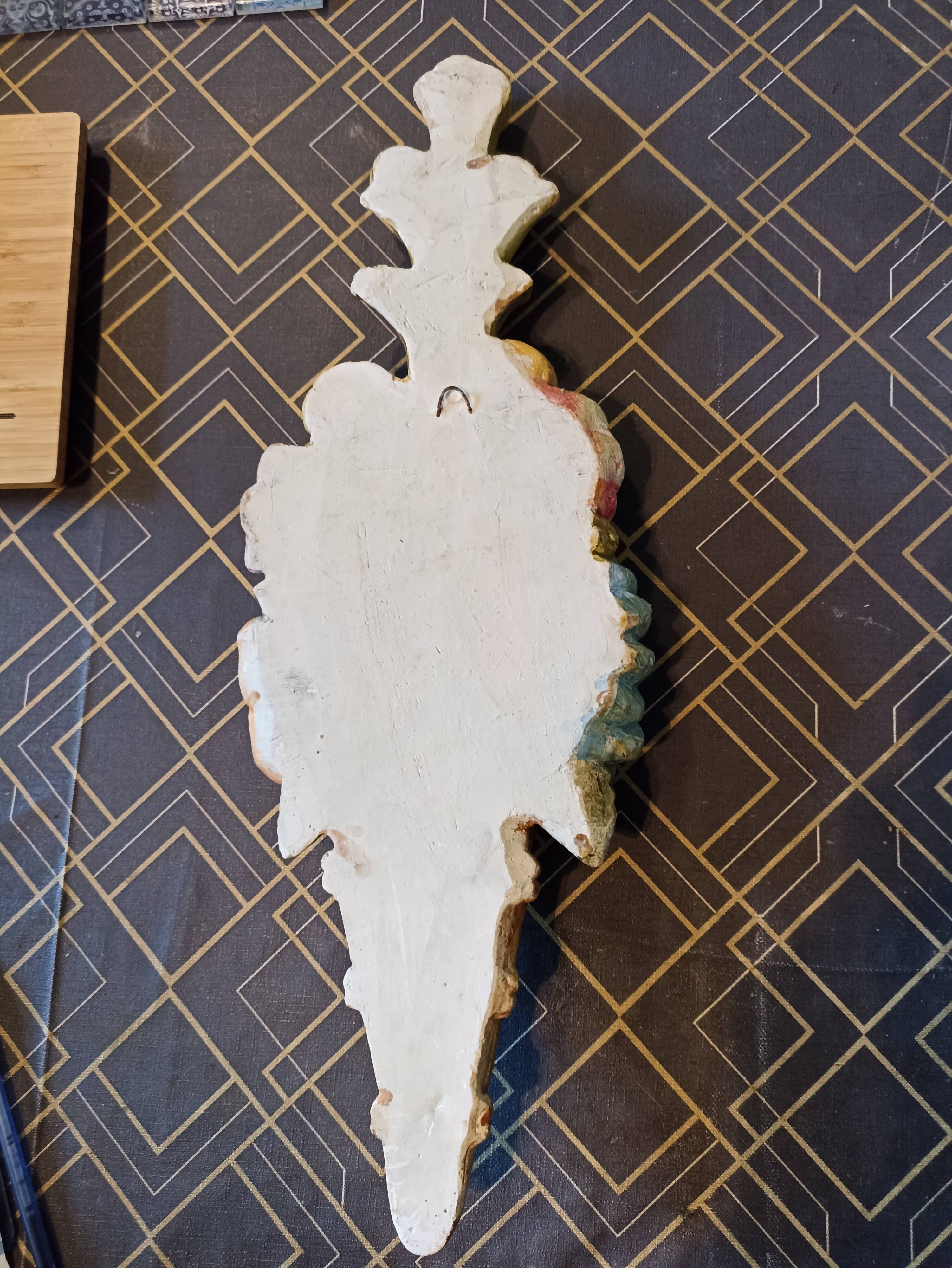 Wall decoration in slurry (flowers)