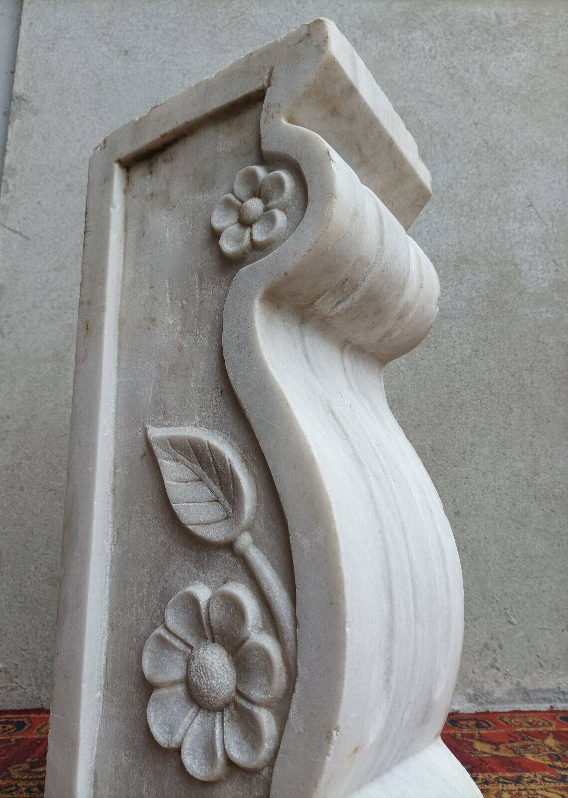 Column pedestal in sculpted Carrara marble