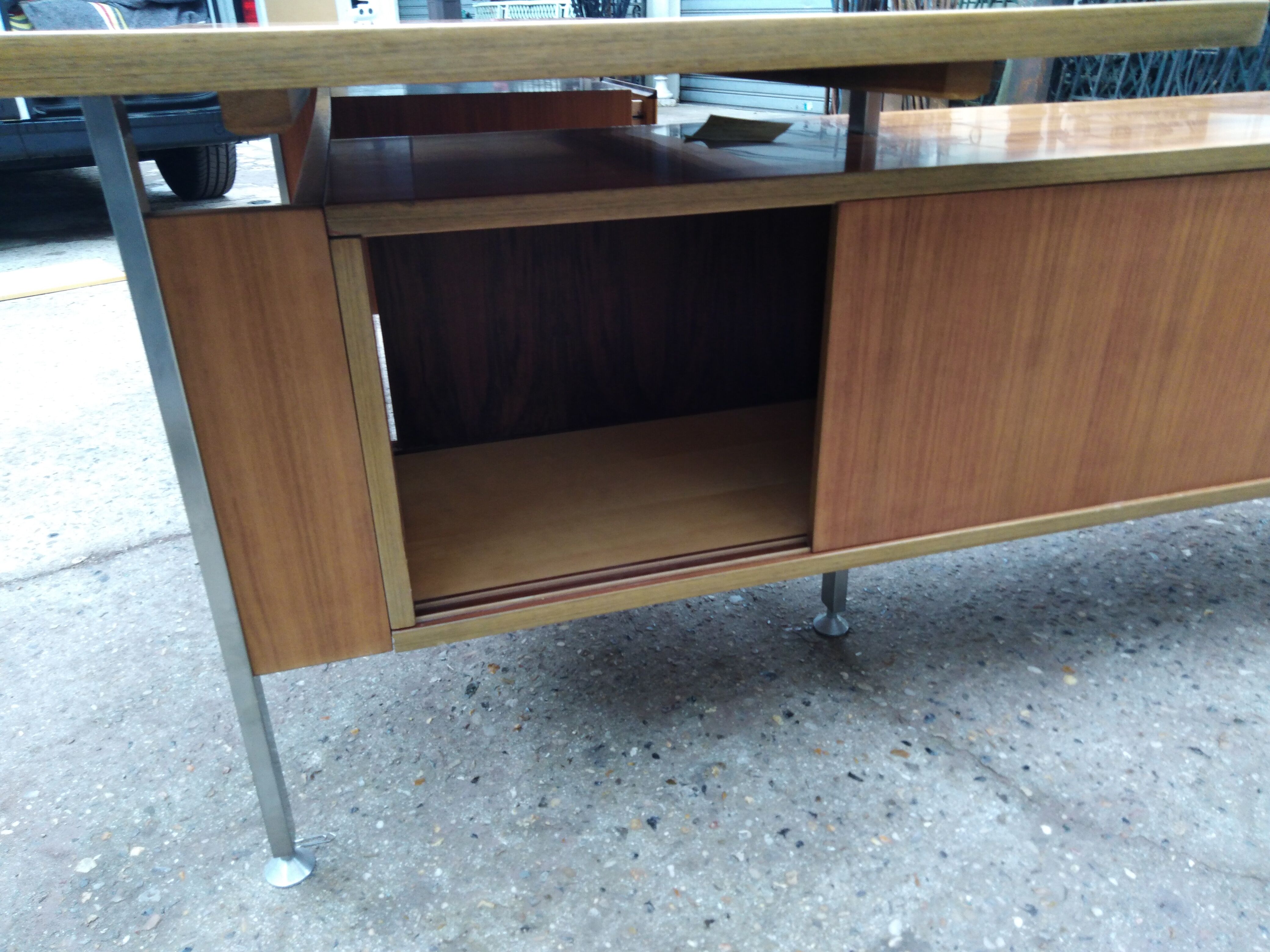 Grand Bureau design 1970 with return. light wood and chrome pietement