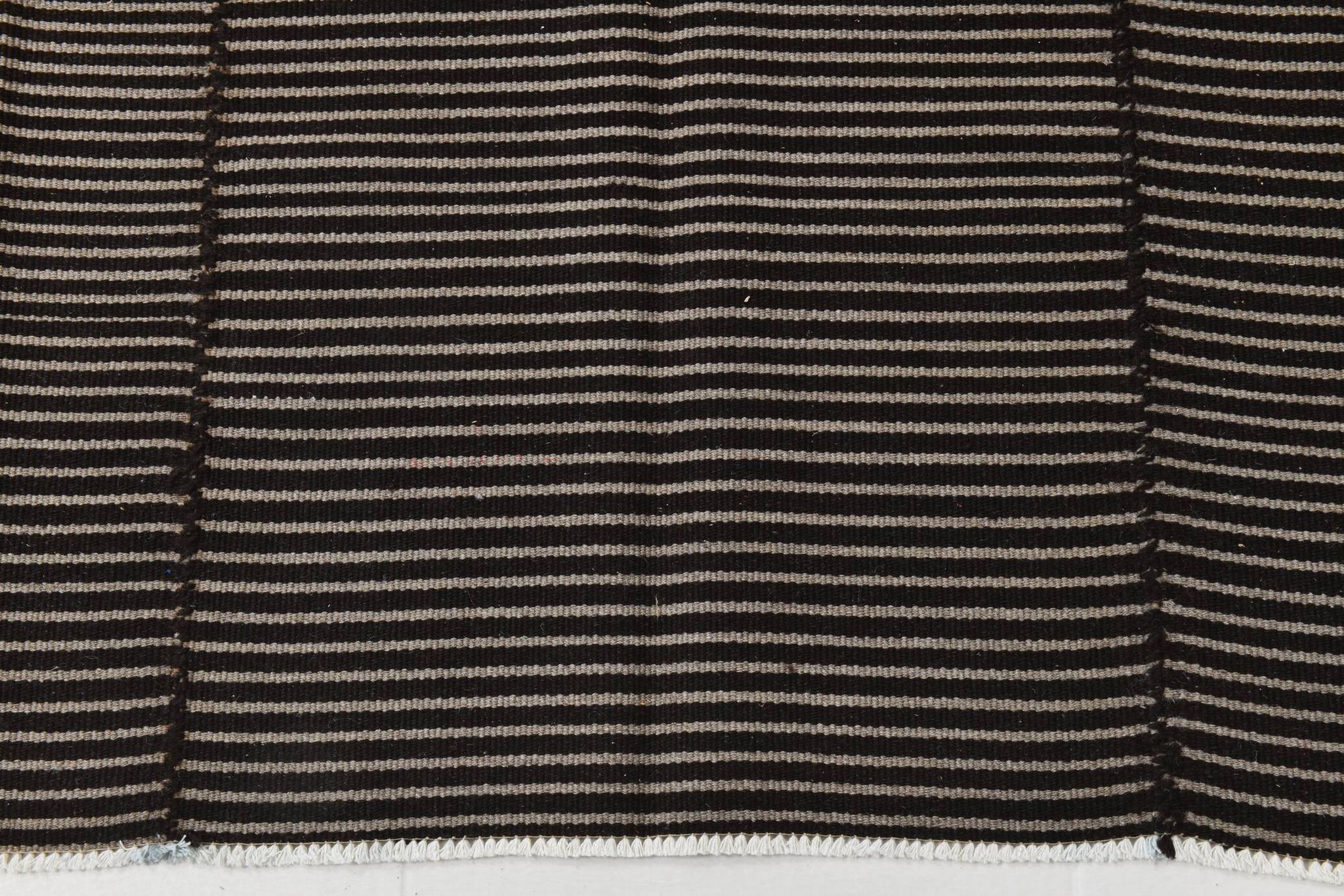 Tapis turc à fines rayures noires et grises (6 x 9 po), 183 x 269 cm