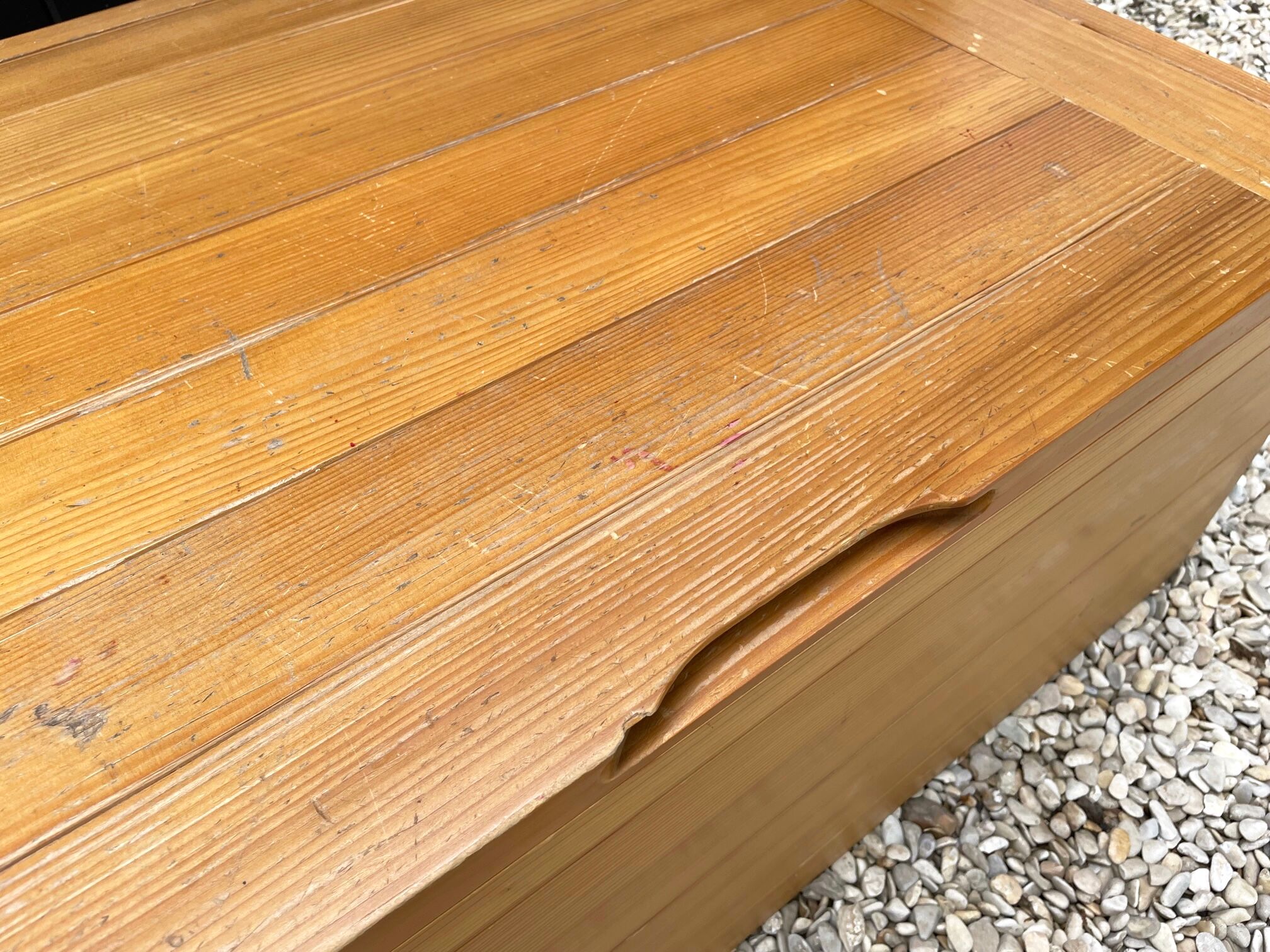 Coffre en pin de Roland Haeusler pour Regain, années 70