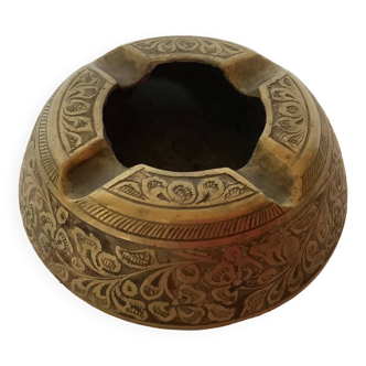 Individual ashtray in worked brass