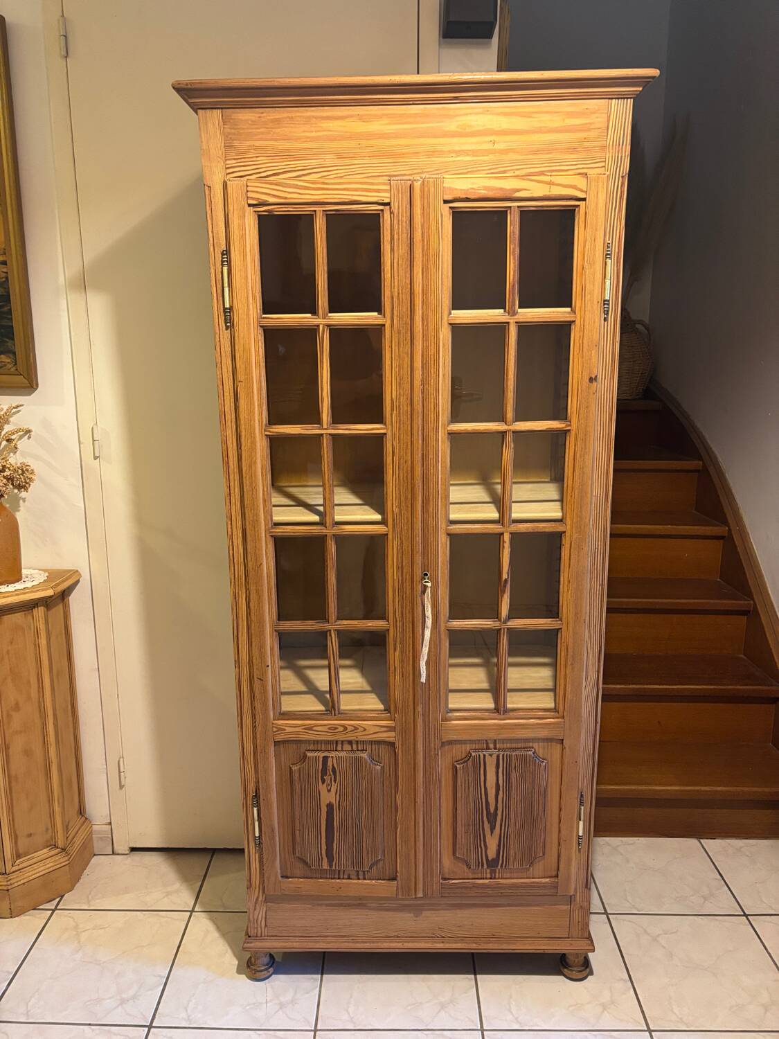 Parisian showcase pitchpin