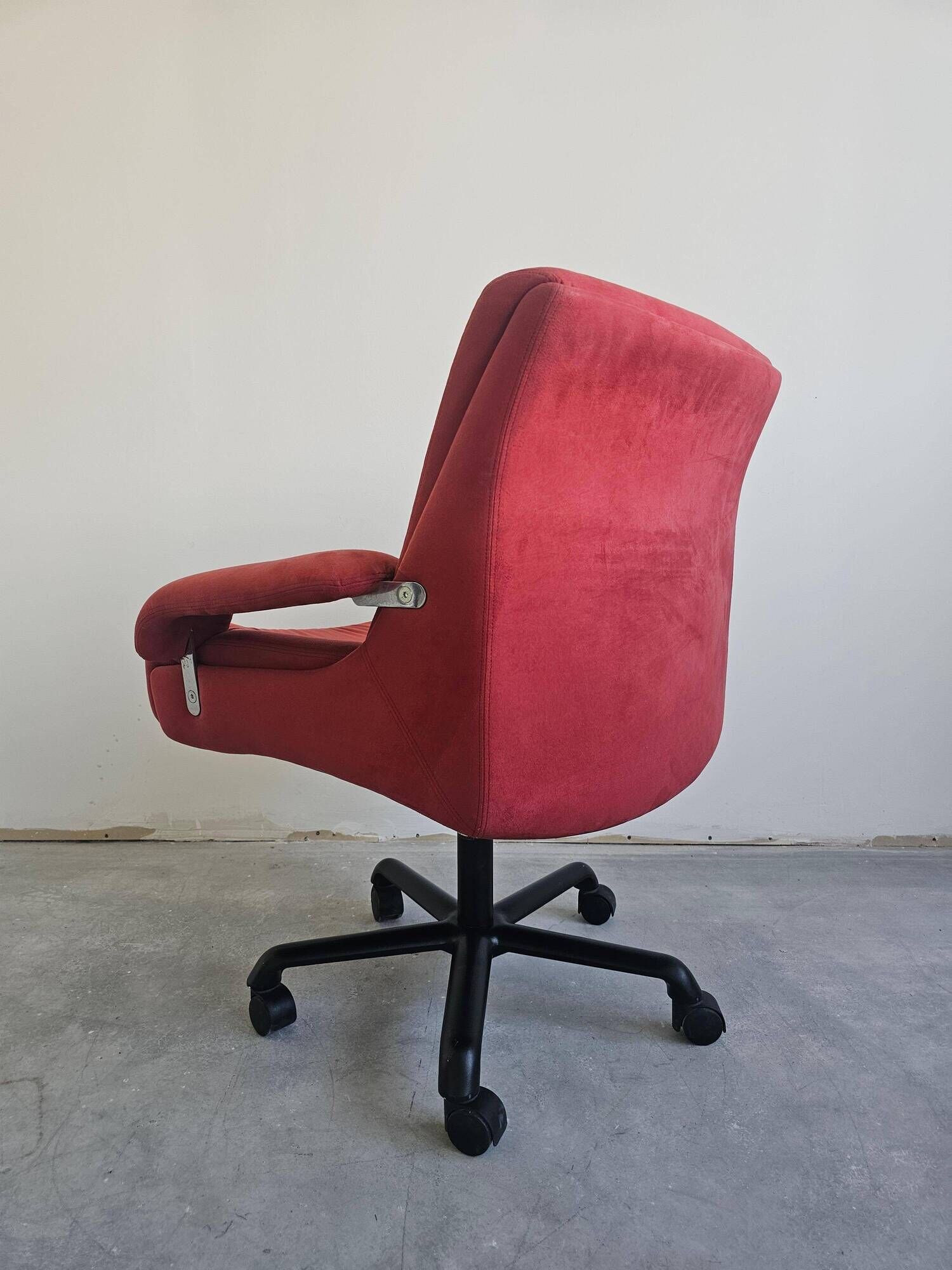 Pair of swivel armchairs model P85 by Giovanni Offredi for Saporiti