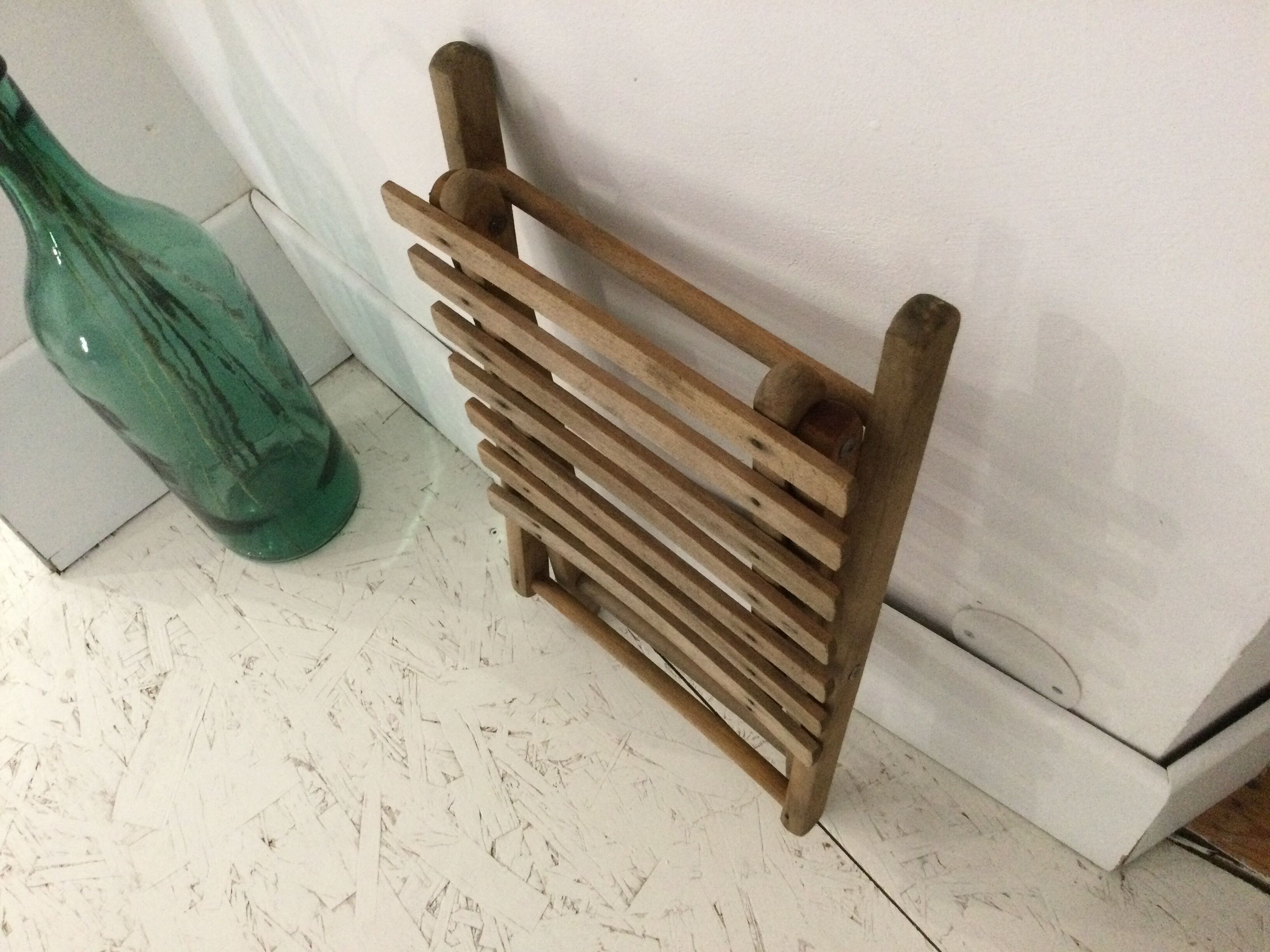 Folding wood stool