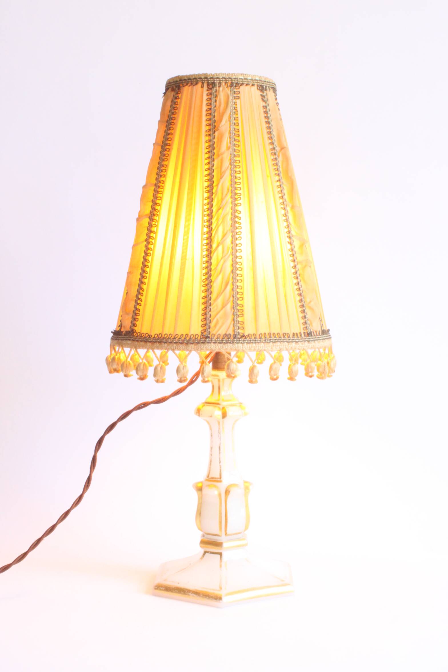 Lampe de table en verre doré opalin, années 1920