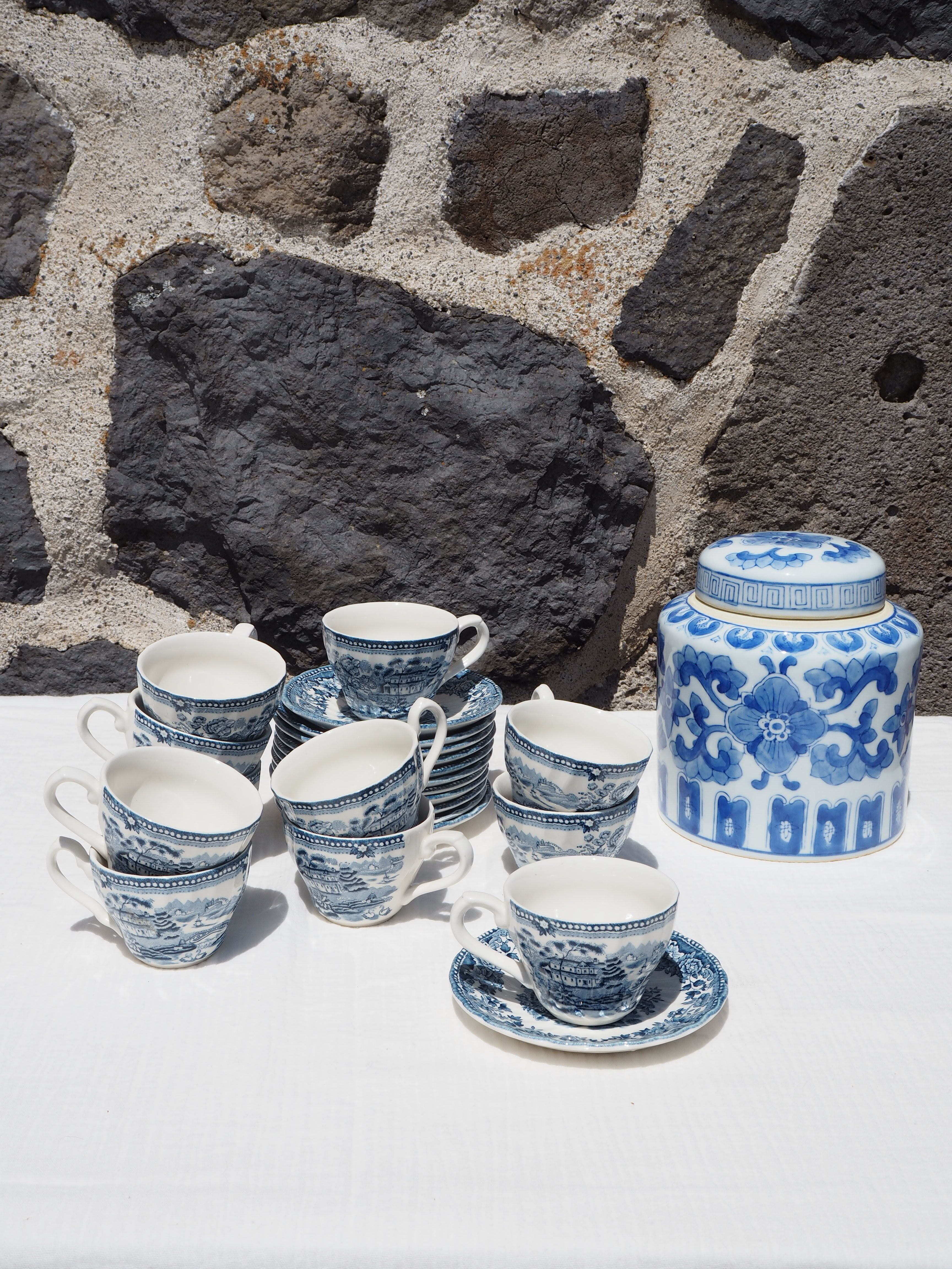 Set of 11 Churchill coffee cups with blue English patterns