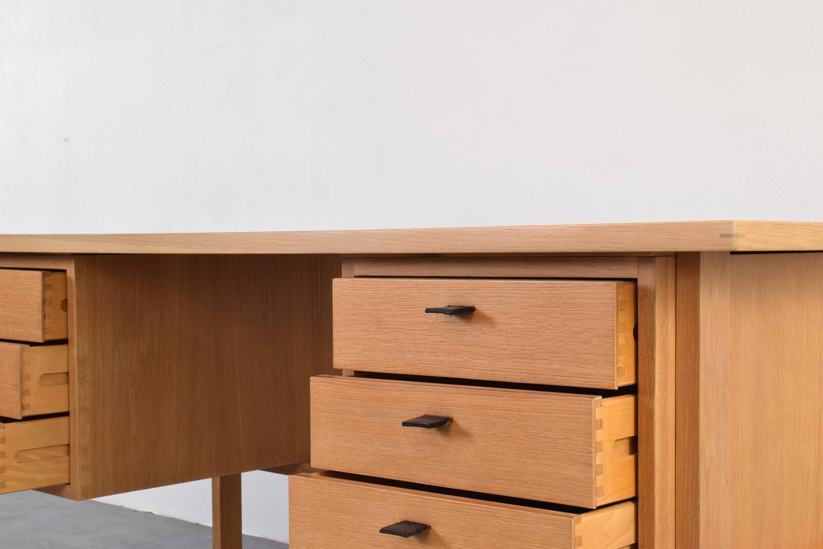 Mid-century oak desk by Svend Åge Madsen for Sigurd Hansen, 1960s.