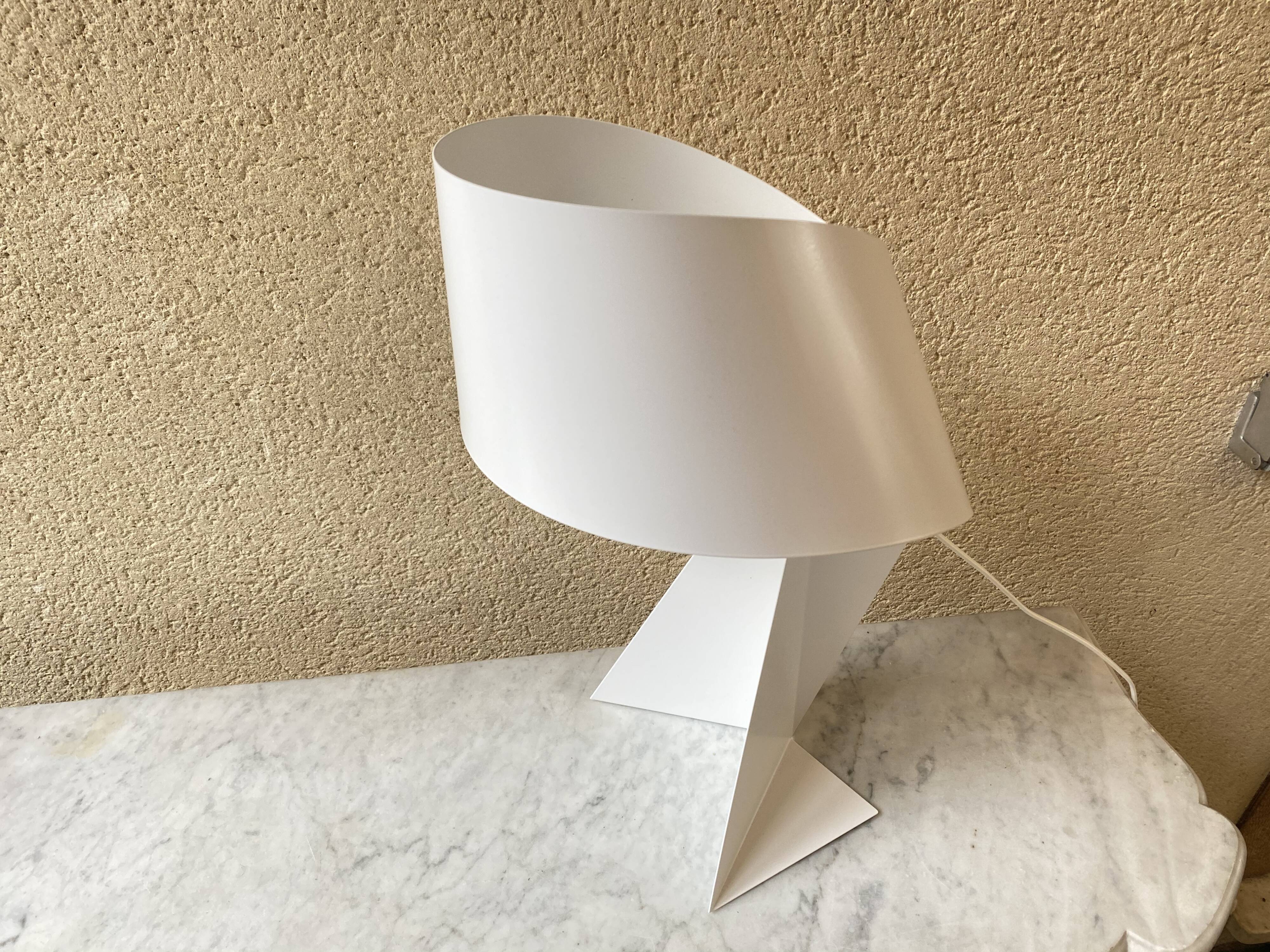 Ribbon lamp design Claire Norcross white laqué steel