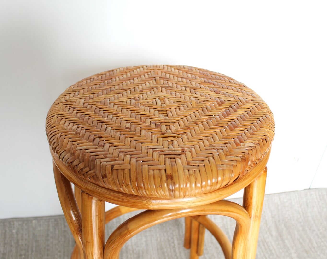Paire de tabourets haut en rotin