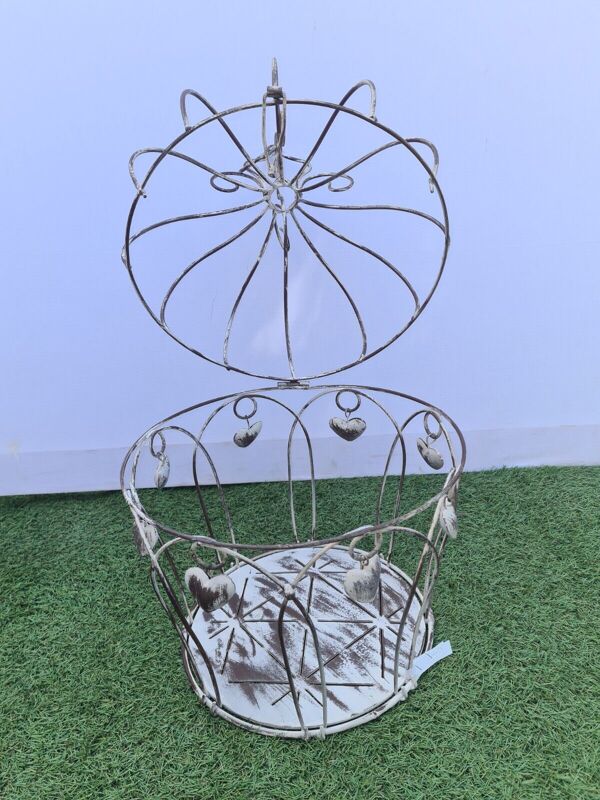 Cage à oiseaux décorative avec des coeurs en fer