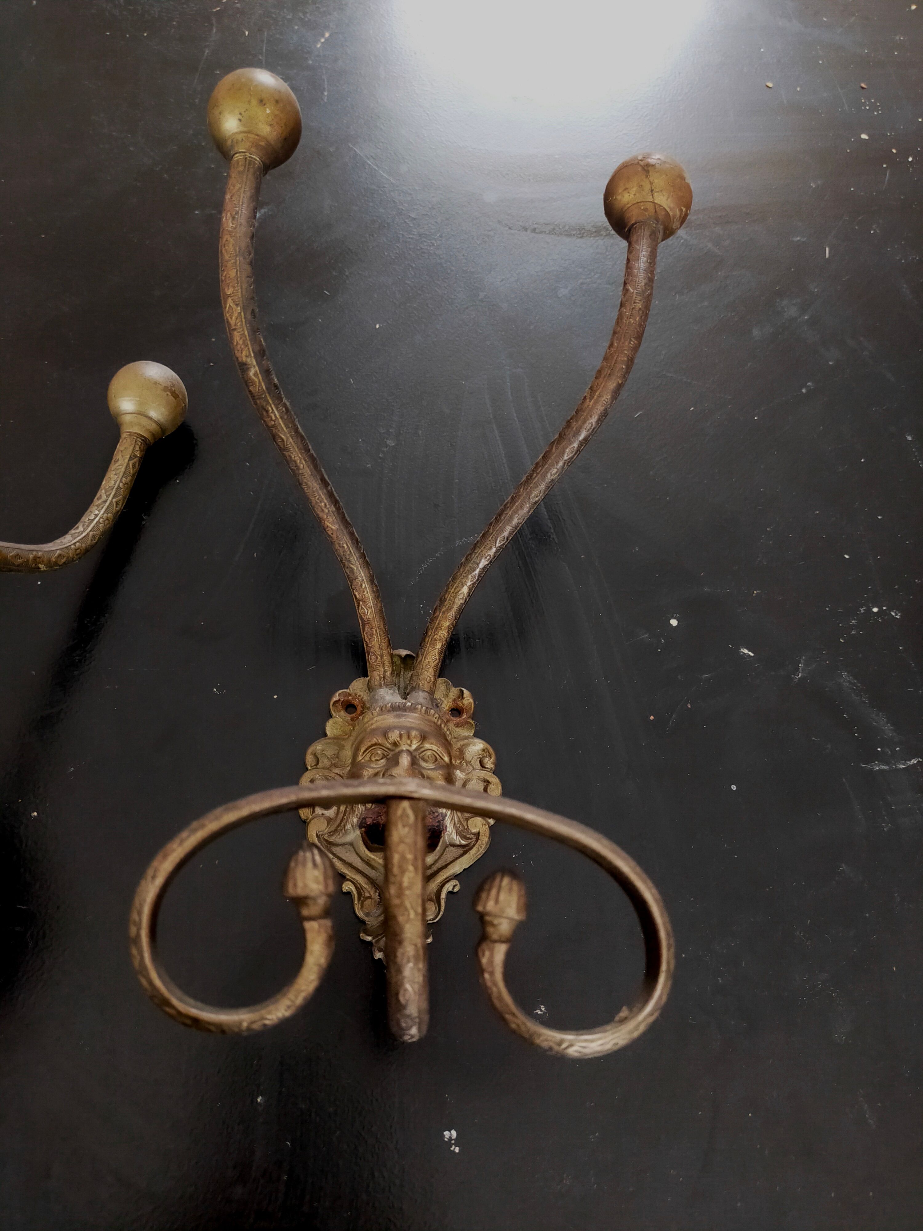 Set of 4 bronze mascaron hooks