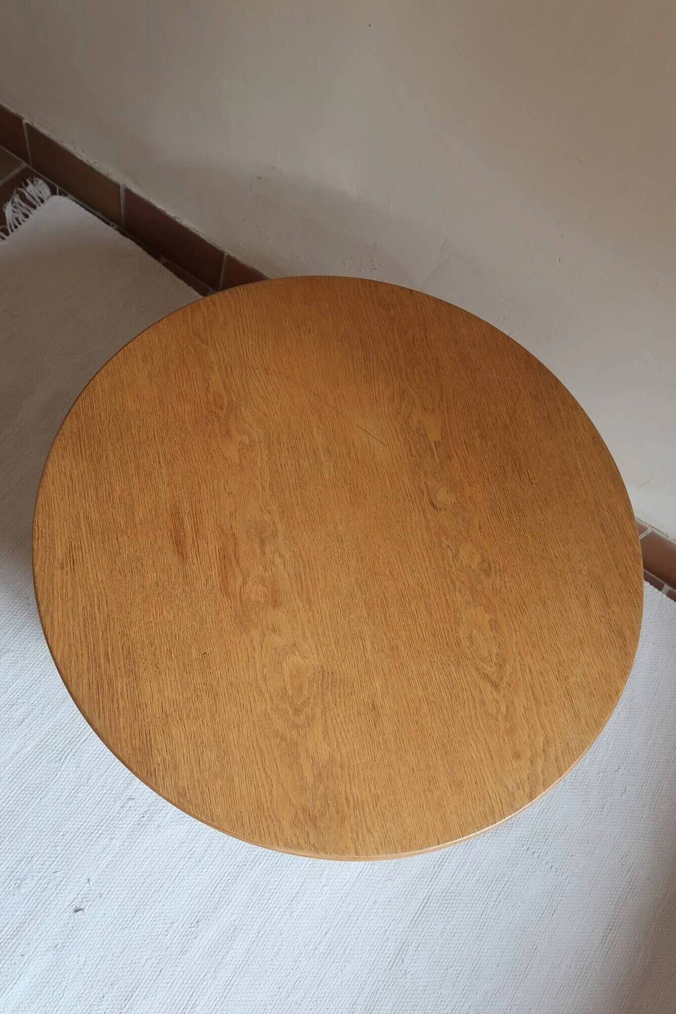 Round beech coffee table with curved legs, 1980s.
