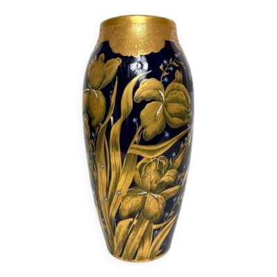 Lucien Michelaud, Limoges, grand vase en porcelaine bleu de four à décor d'iris
