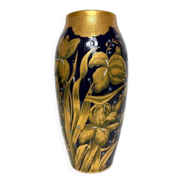 Lucien Michelaud, Limoges, grand vase en porcelaine bleu de four à décor d'iris