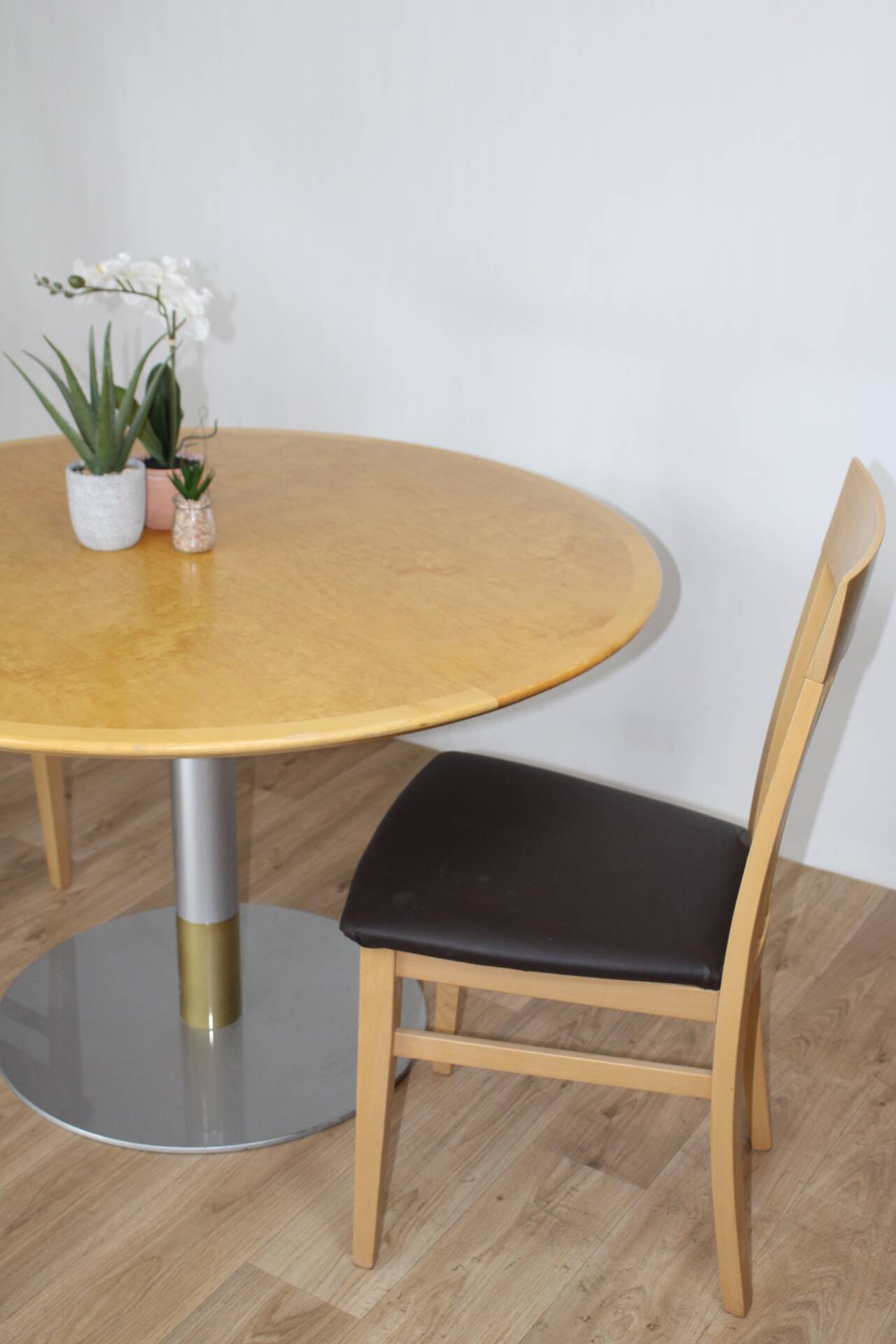 Round table with central base, wood top, 1970s