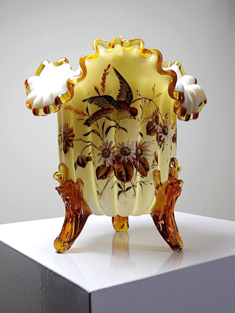 Vase tripode de style victorien en opaline émaillée, XIXe-XXe s.