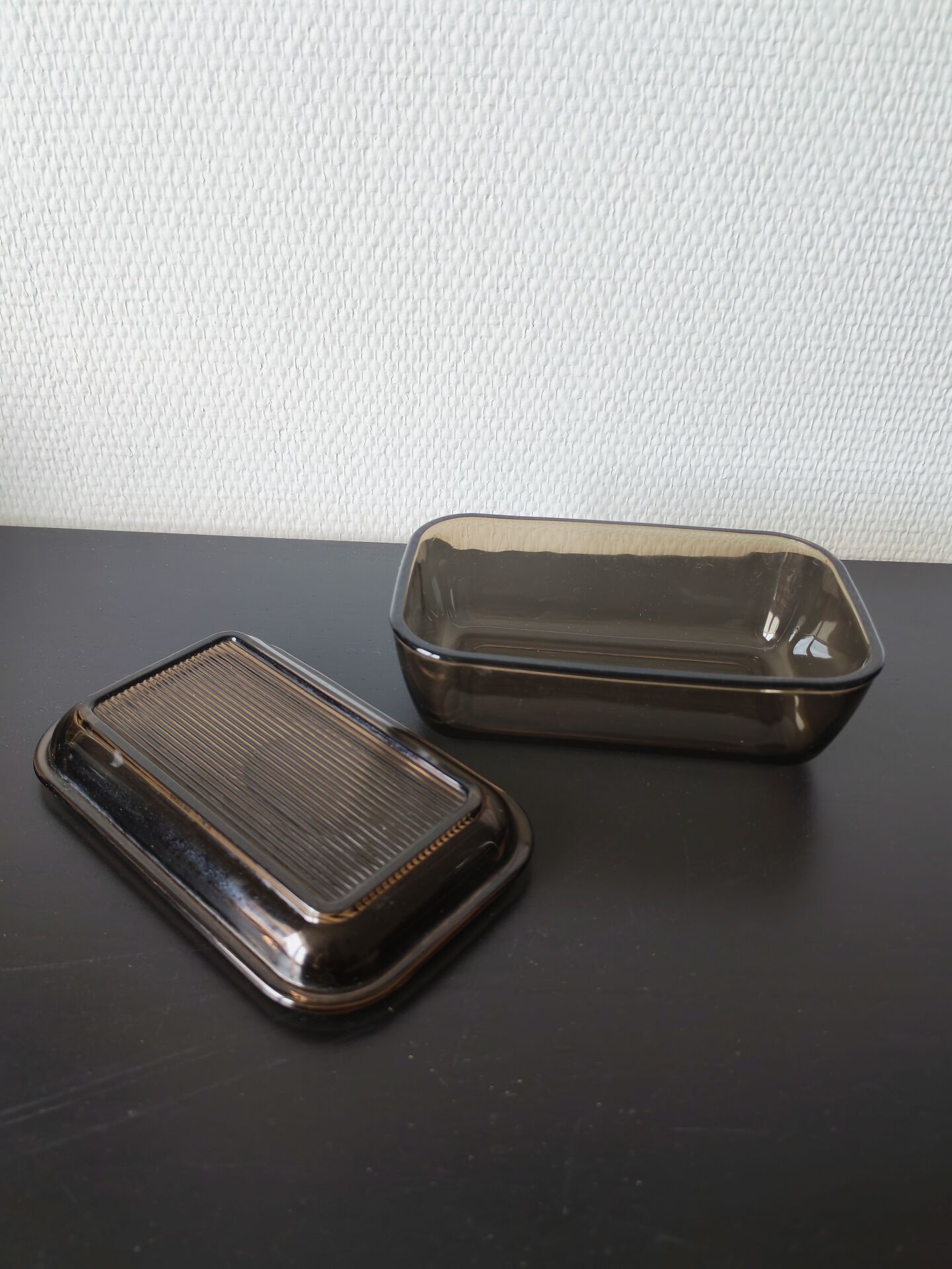 Beurrier Arcoroc en verre fumé 1960