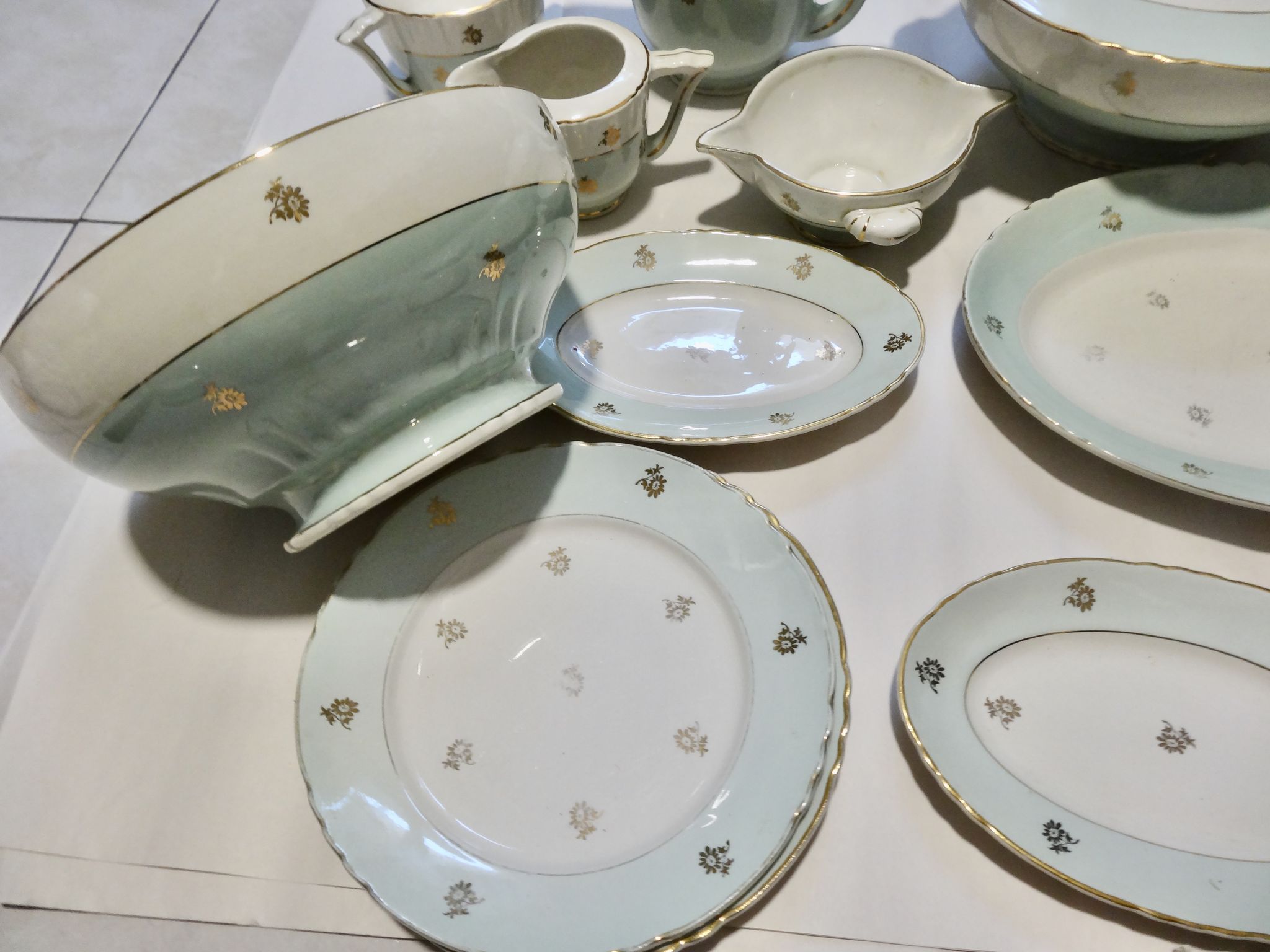 Lot of 14 pieces in porcelain Moulin des Loups model Hermes