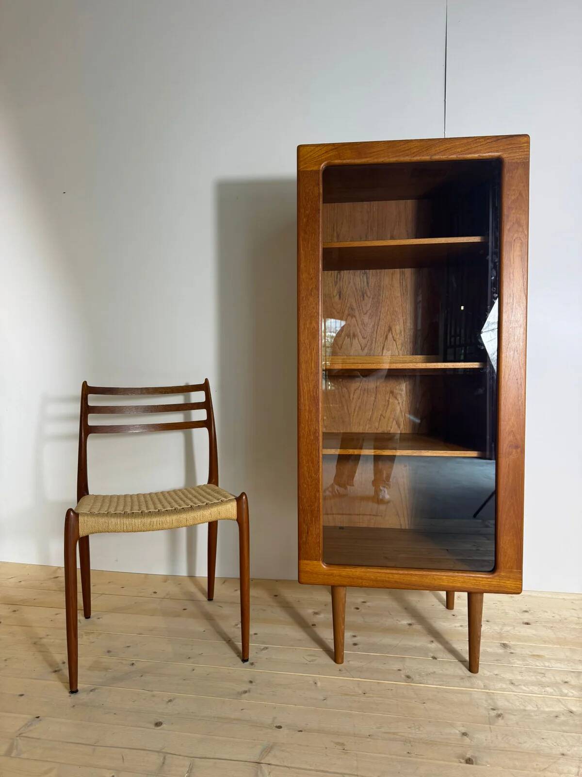 Meuble en teck avec porte en verre, Danemark 1960