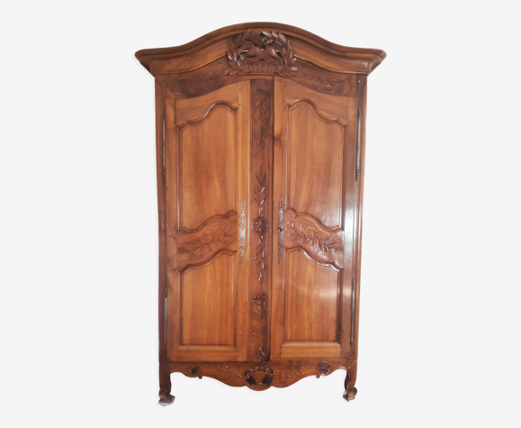 Armoire provençale de mariage à chapeau de gendarme