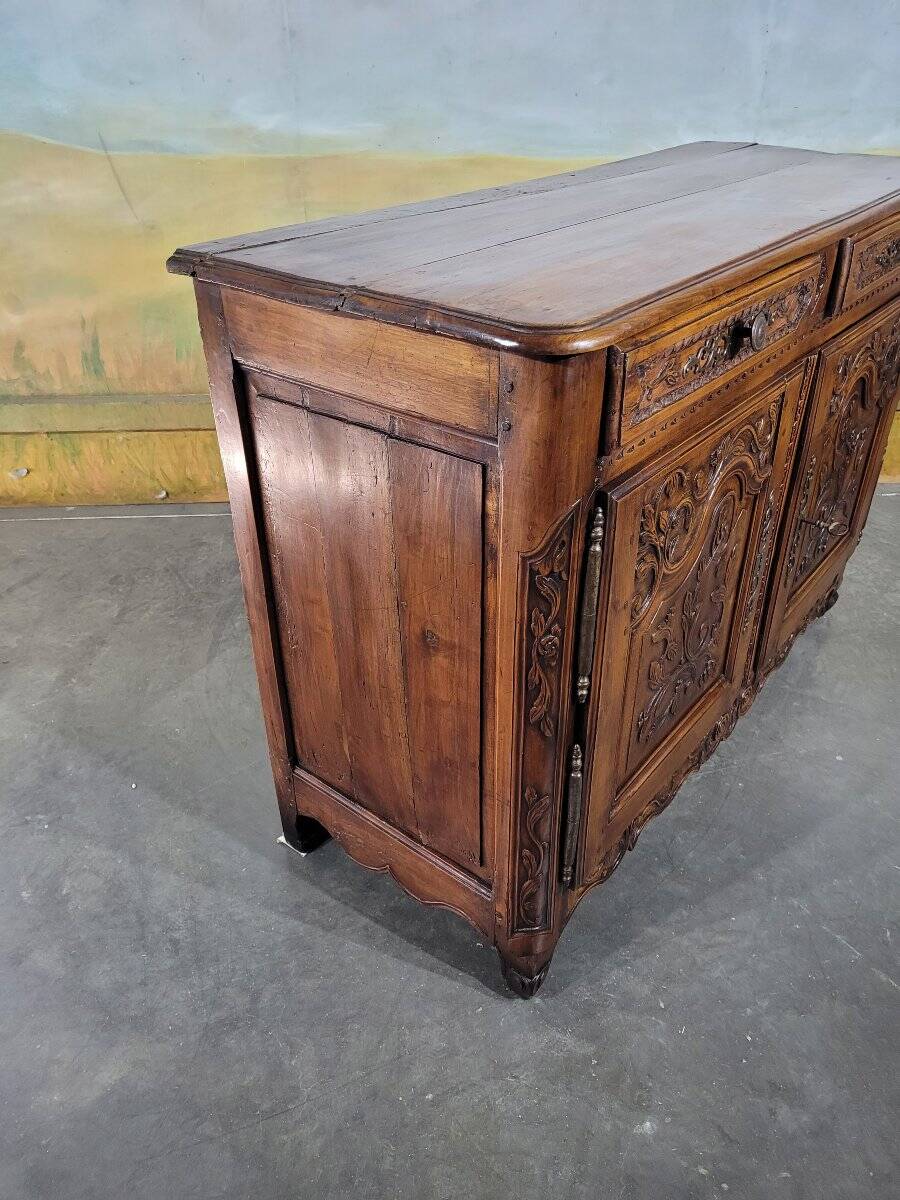 Buffet sculpté Louis XV en noyer