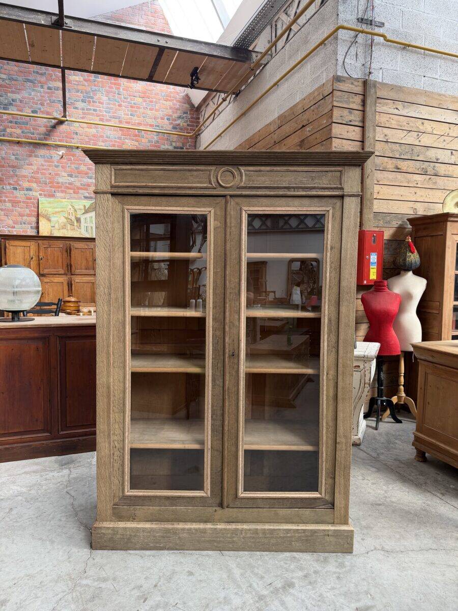 Showcase in oak from the late 19th century.