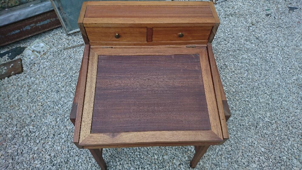 Child desk