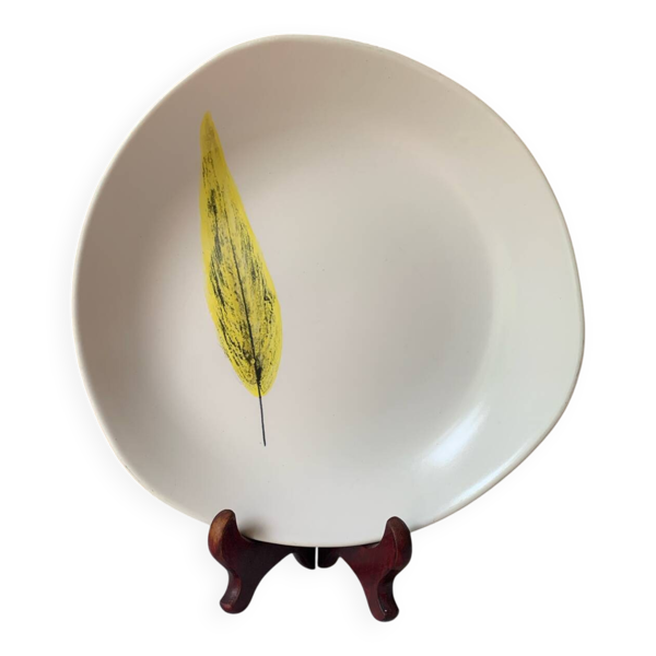 Plat semi creux de forme libre décoré d'une plume, Niderviller 1960
