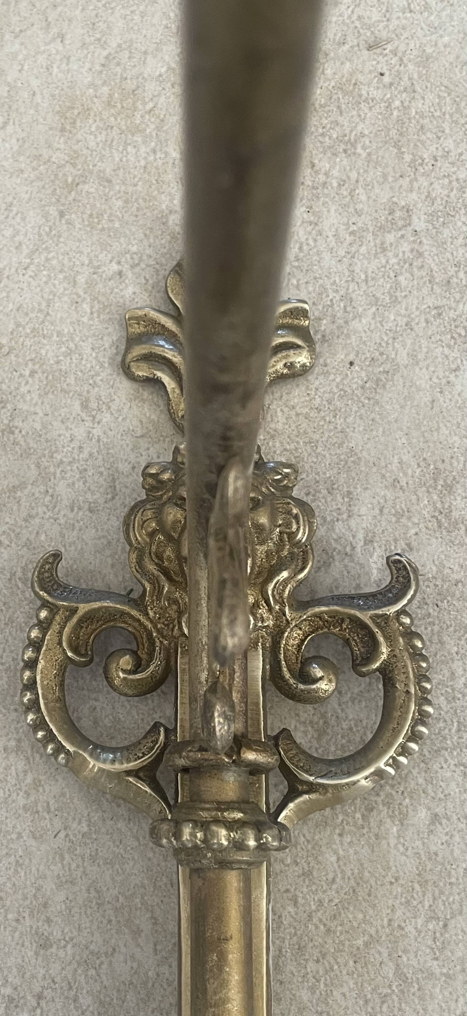 Adjustable wall light in brass and gold metal.