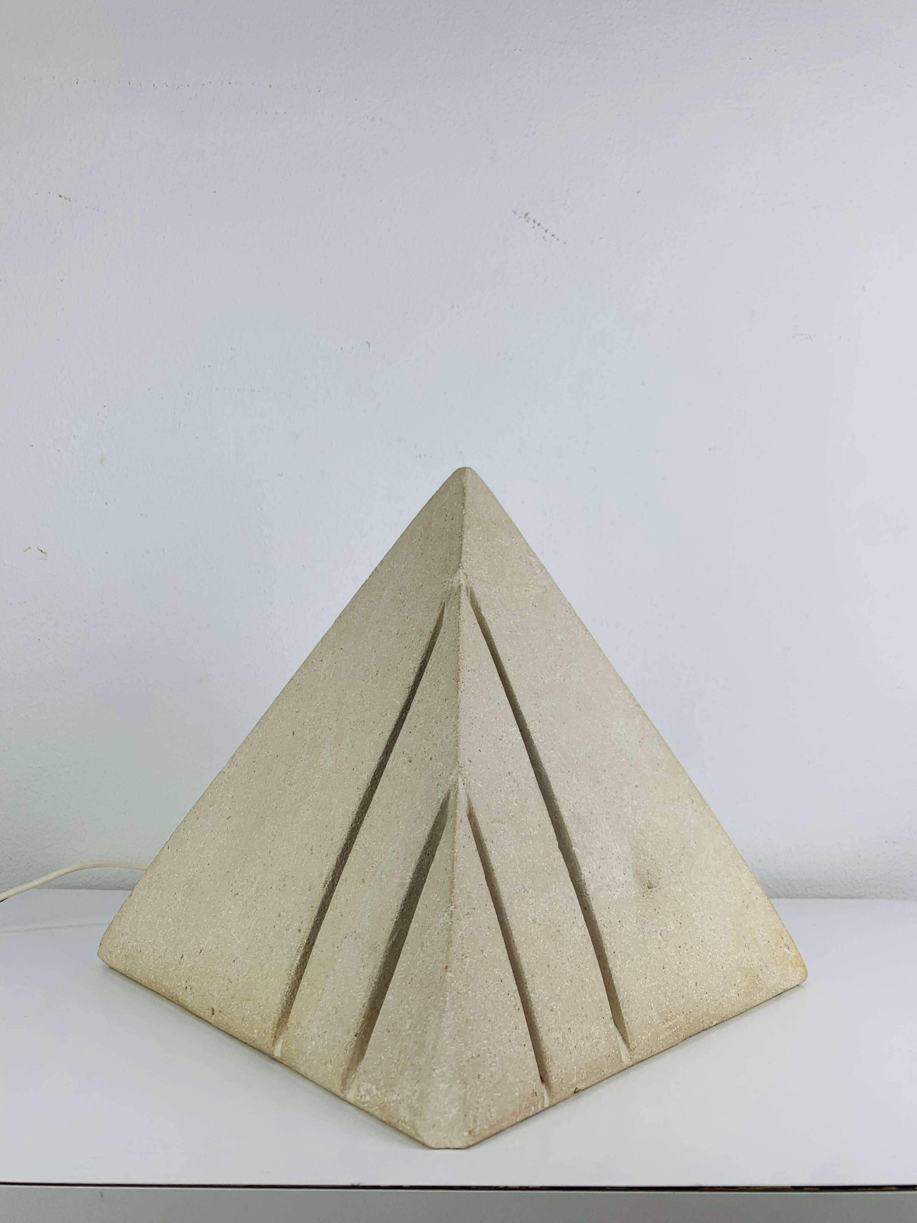 Lampe pyramide en pierre, années 70