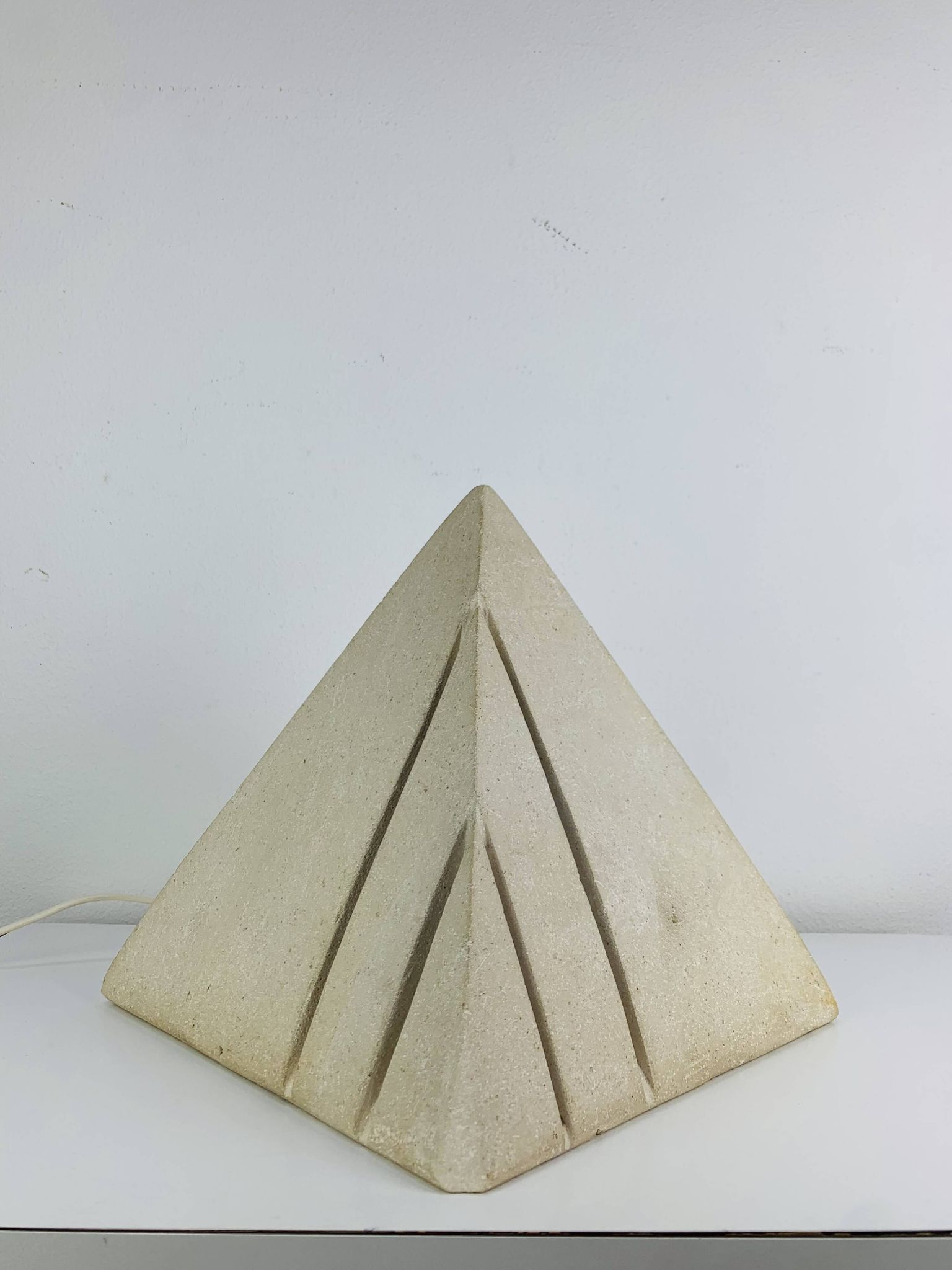 Lampe pyramide en pierre, années 70