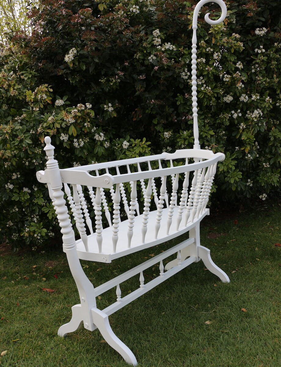 White wooden bercelonnette