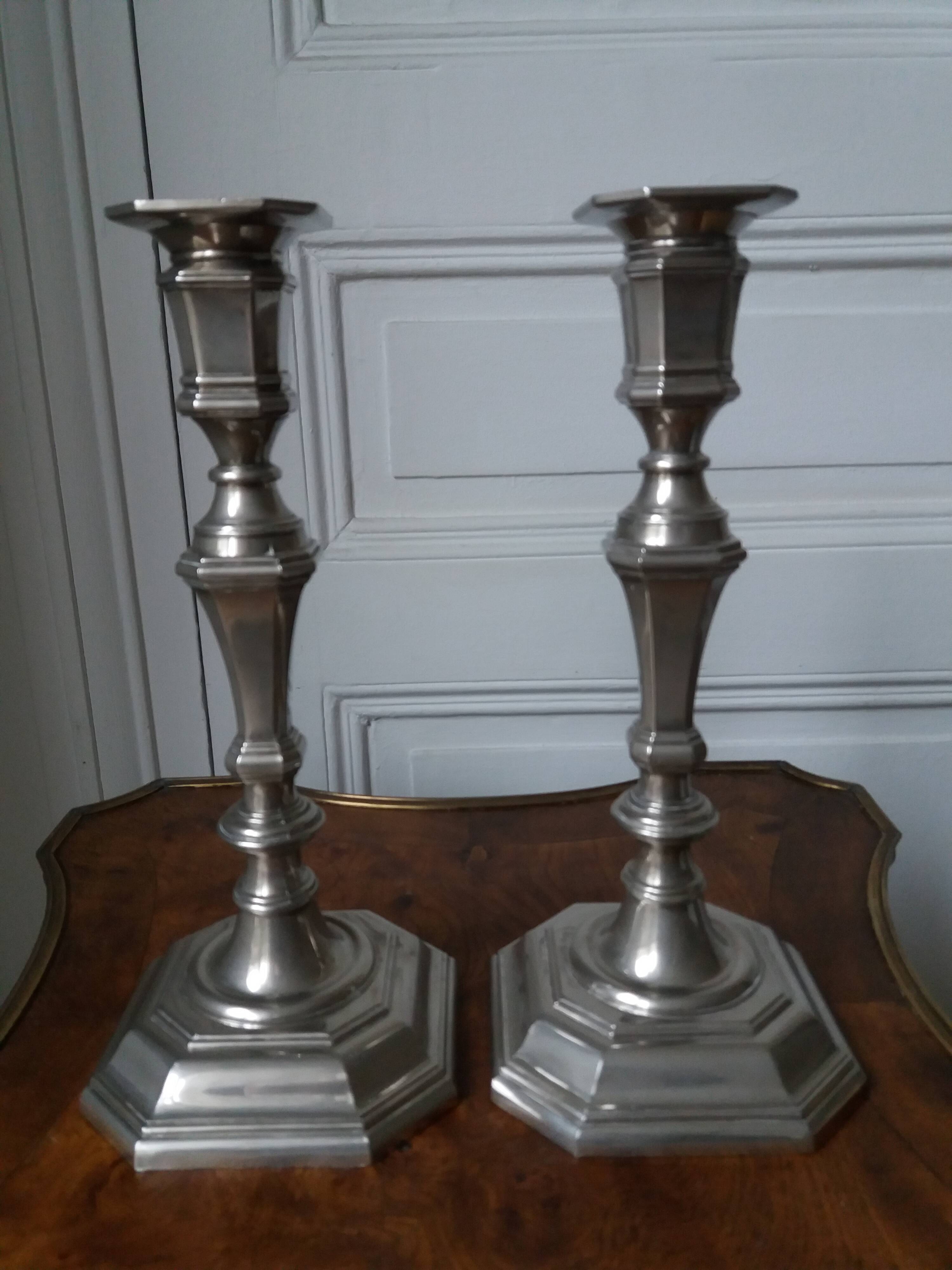 Paire de chandeliers à pans coupés en métal argenté