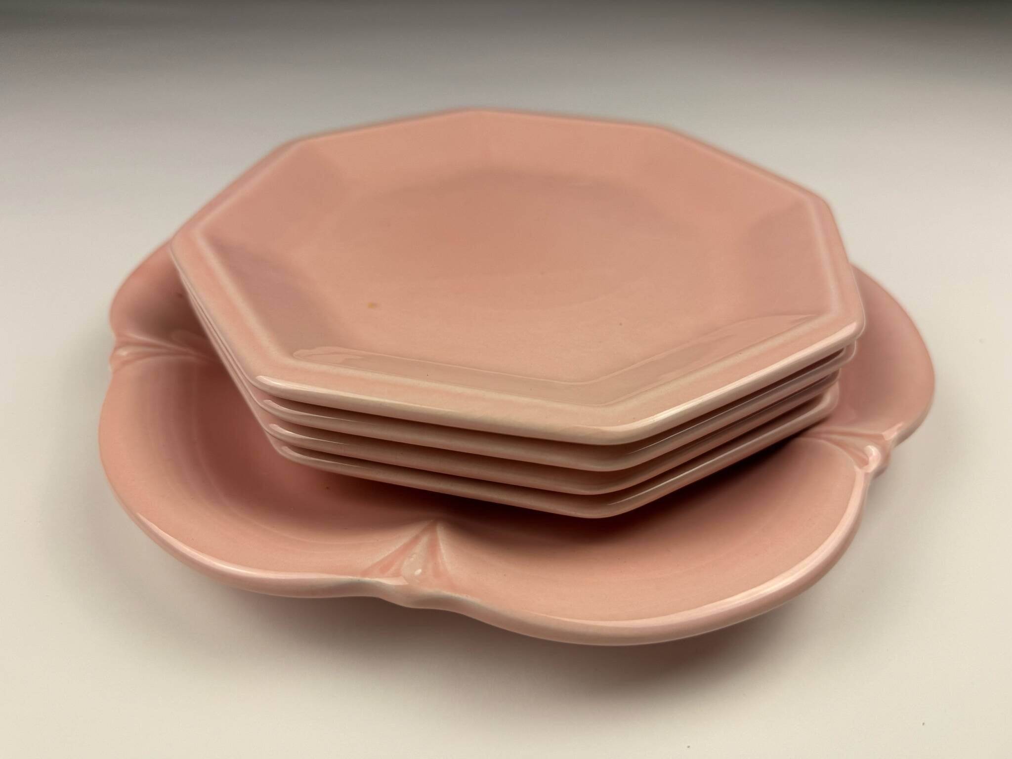 Set of 4 deep plates and 1 Tifanni dish.