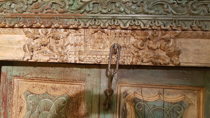 Porte indienne jaune verte sculptée Rajasthan ancienne patine d'origine vieux teck