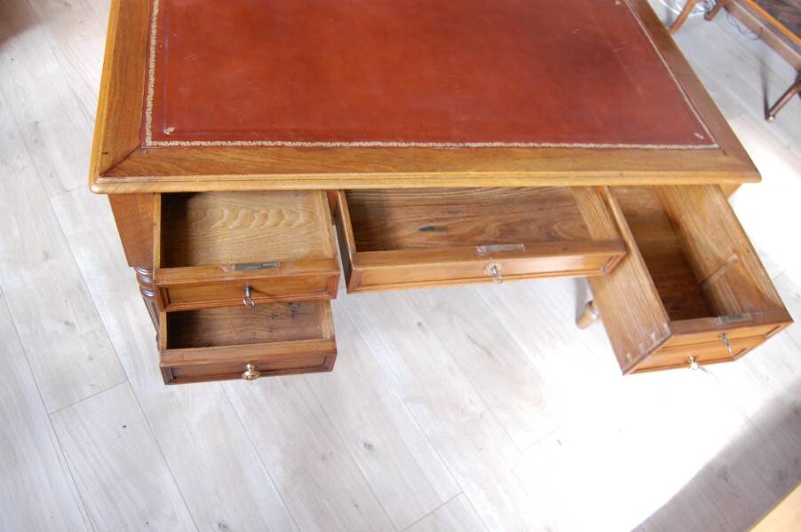 Louis Philippe desk in walnut from the late 19th century.