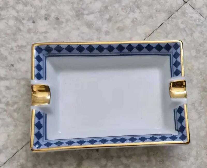 Tharaud pocket emptier