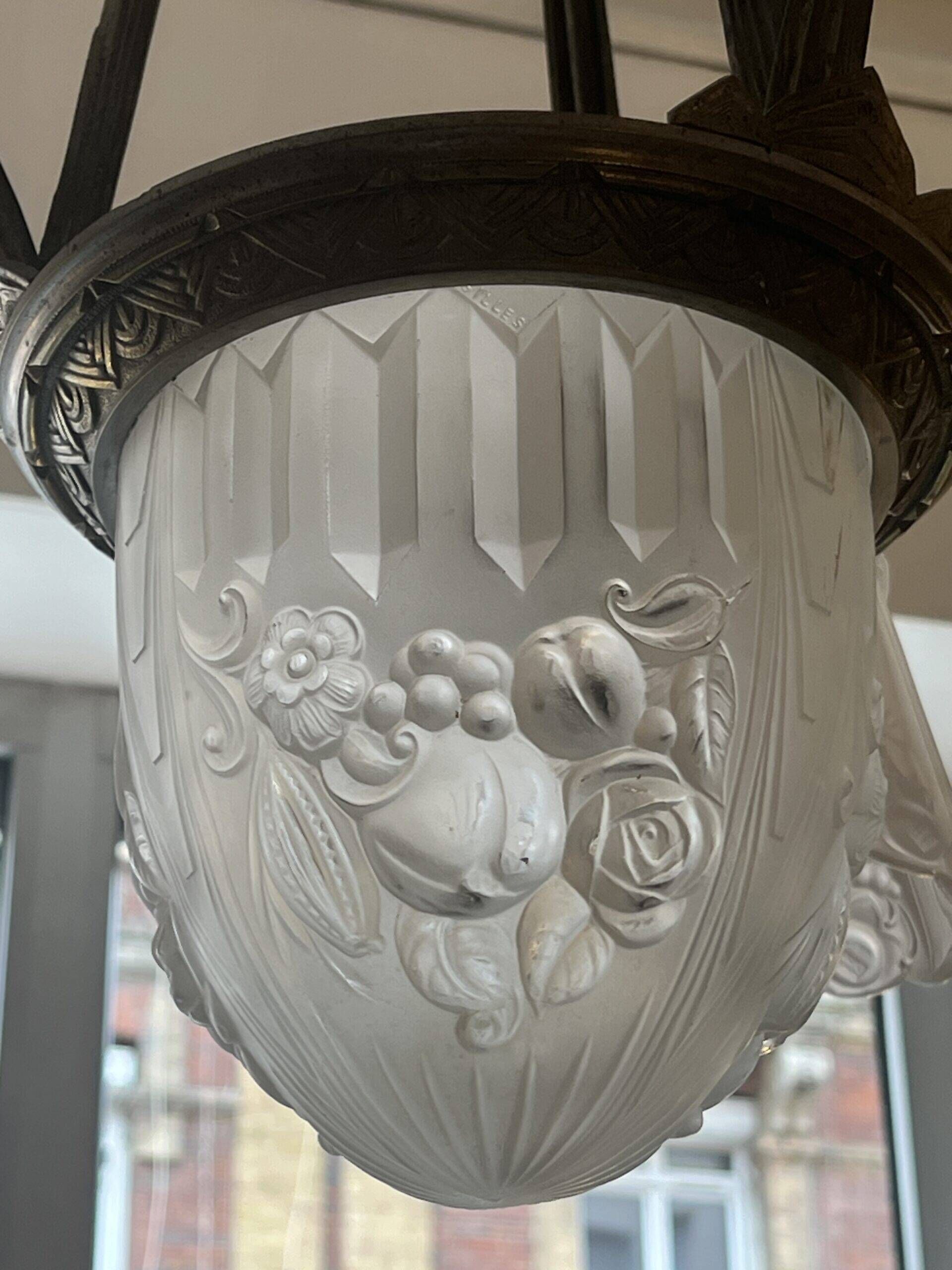Pierre Gilles, beautiful art deco chandelier circa 1930 in bronze and molded glass