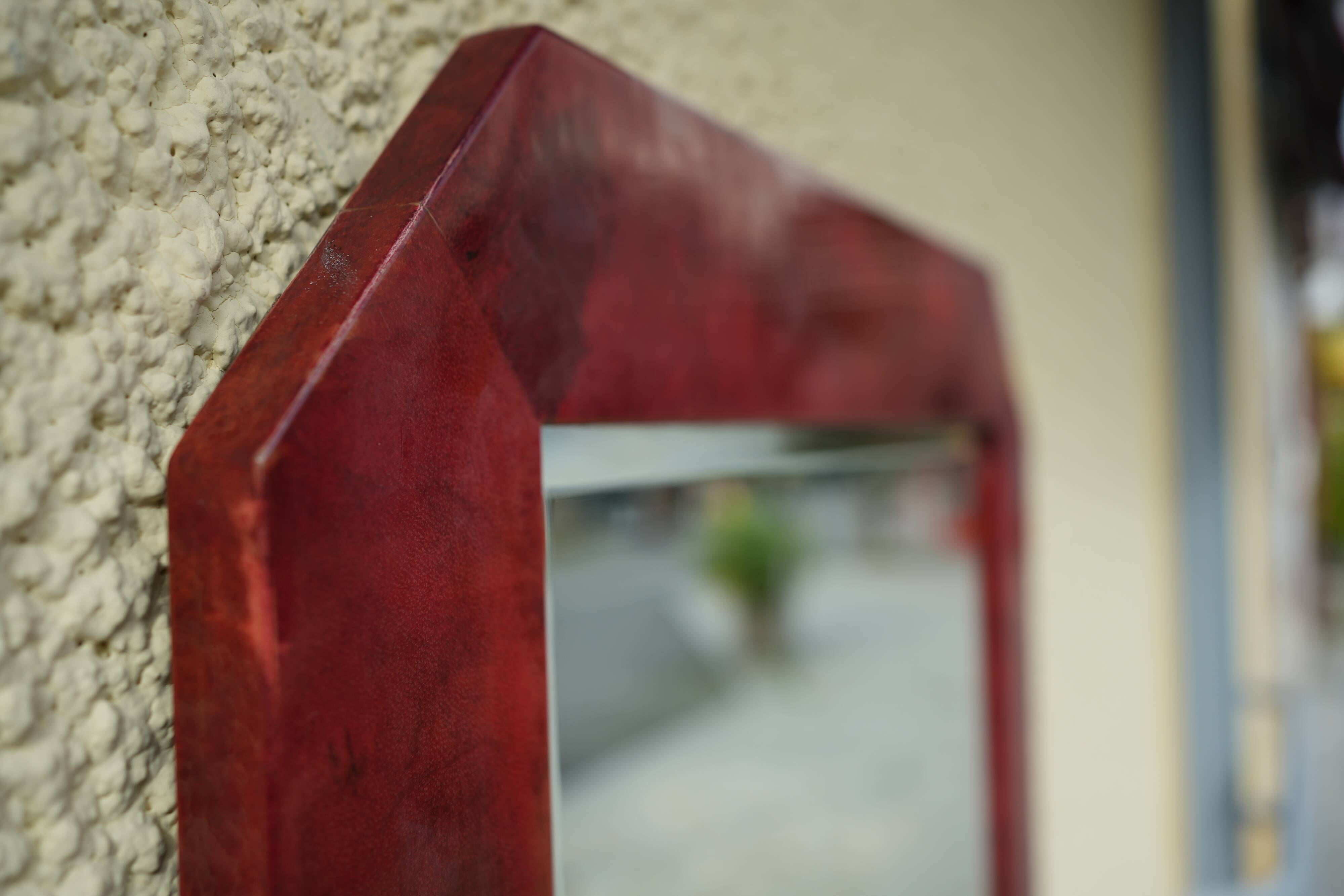 Miroir mural Aldo Tura en cuir de chèvre laqué rouge