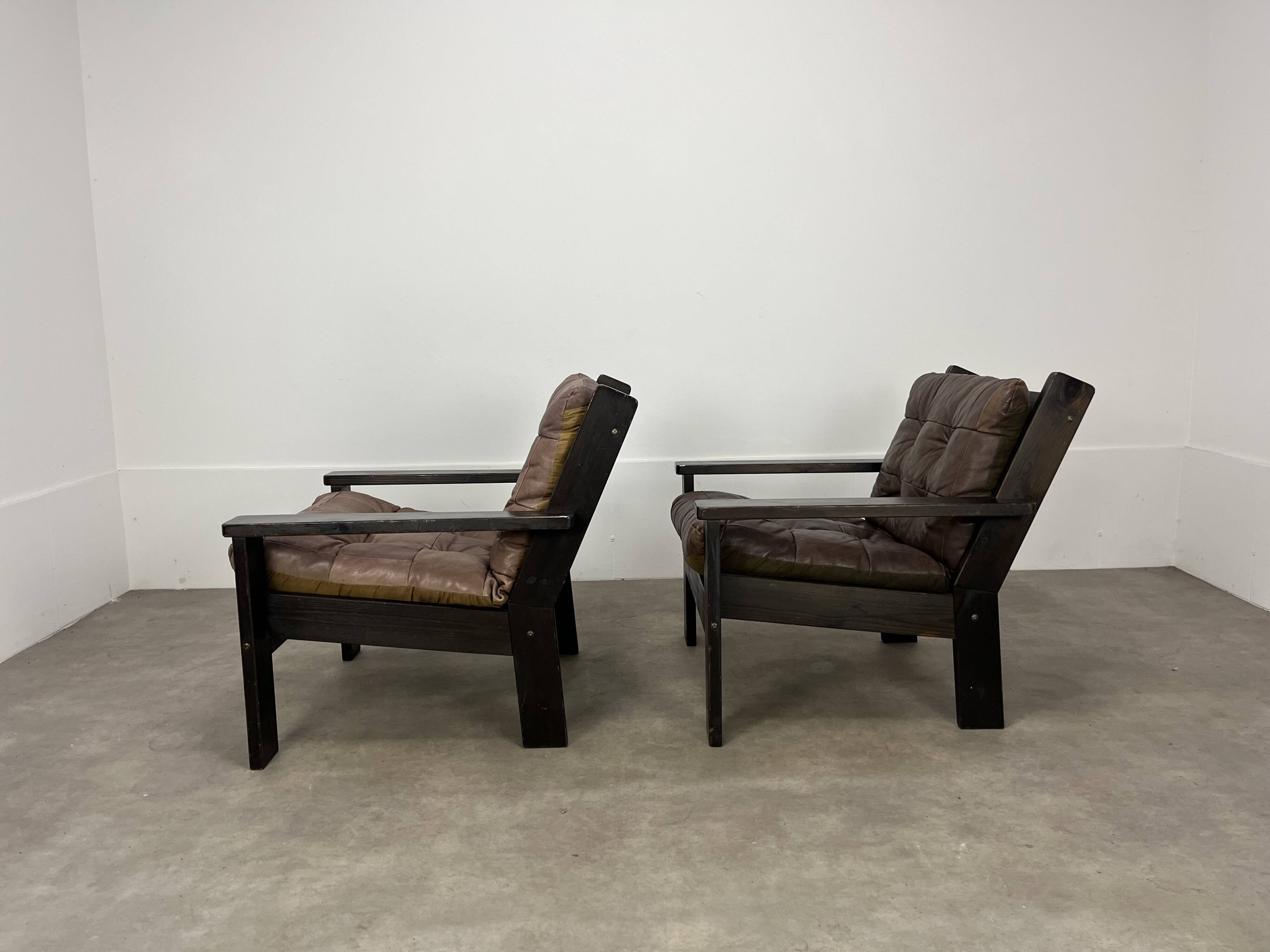 Living room sofa and brutalist armchairs in leather and wood, 70s, chalet style