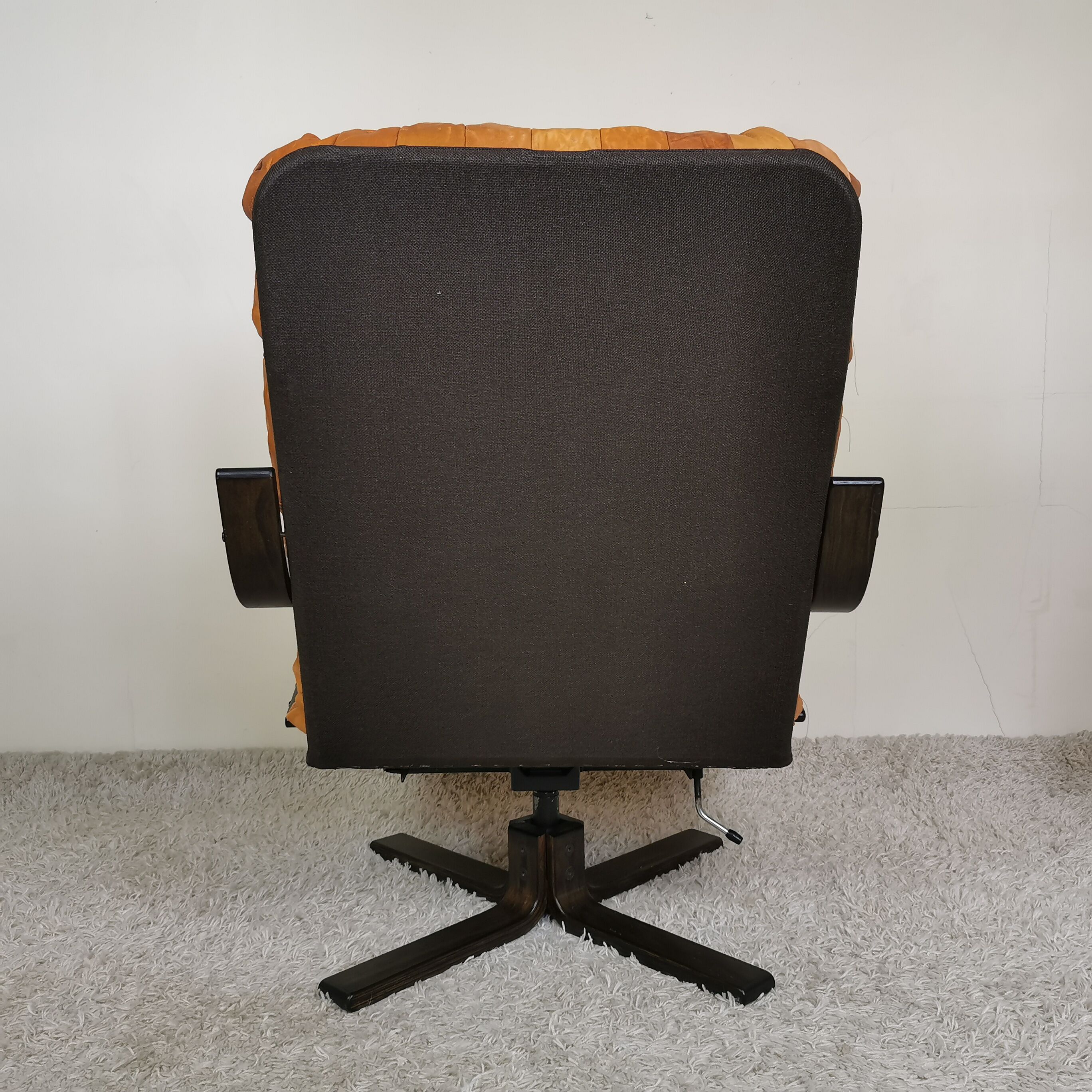 Fauteuil pivotant cuir scandinave