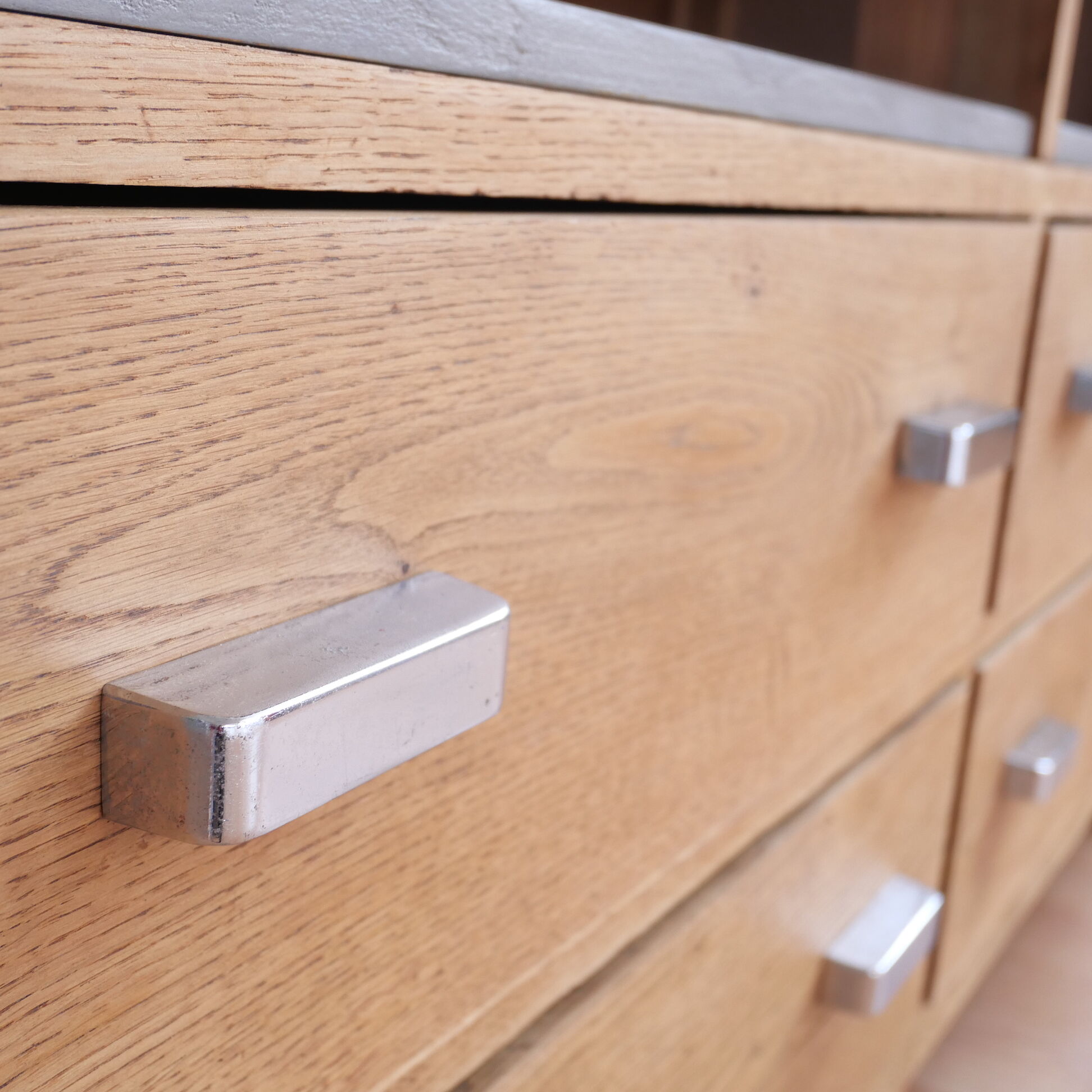 Craft furniture in wood and waxed concrete