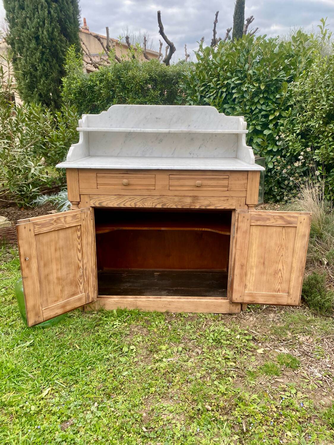 Meuble de toilette en marbre