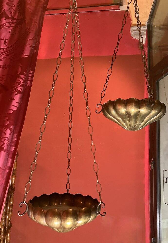 Italian Art Nouveau Hanging Bowl Pendant Lamps or Planters in Hand-Hammered Brass, 1890s, Set of 2